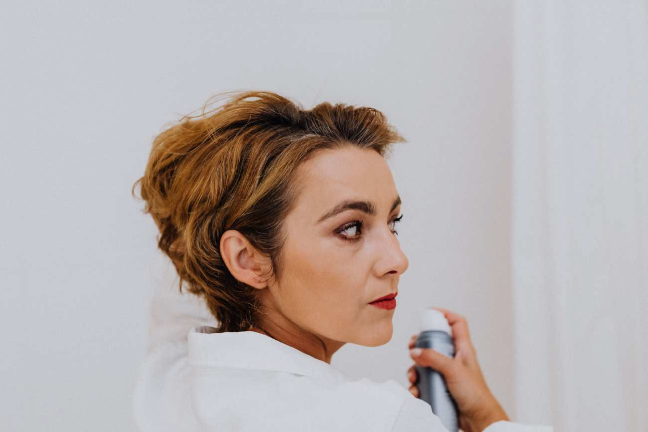 Capelli corti modellati e fissati con prodotto spray