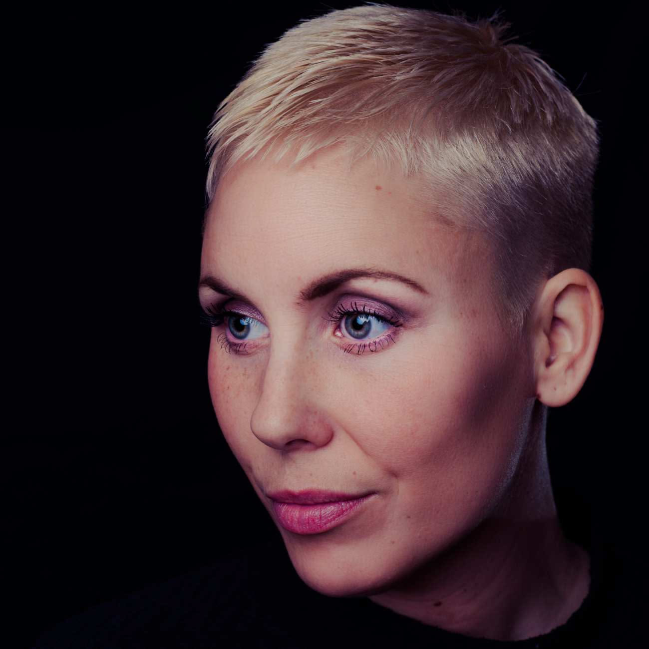 Pixie cut molto corto biondo chiaro con lati aderenti
