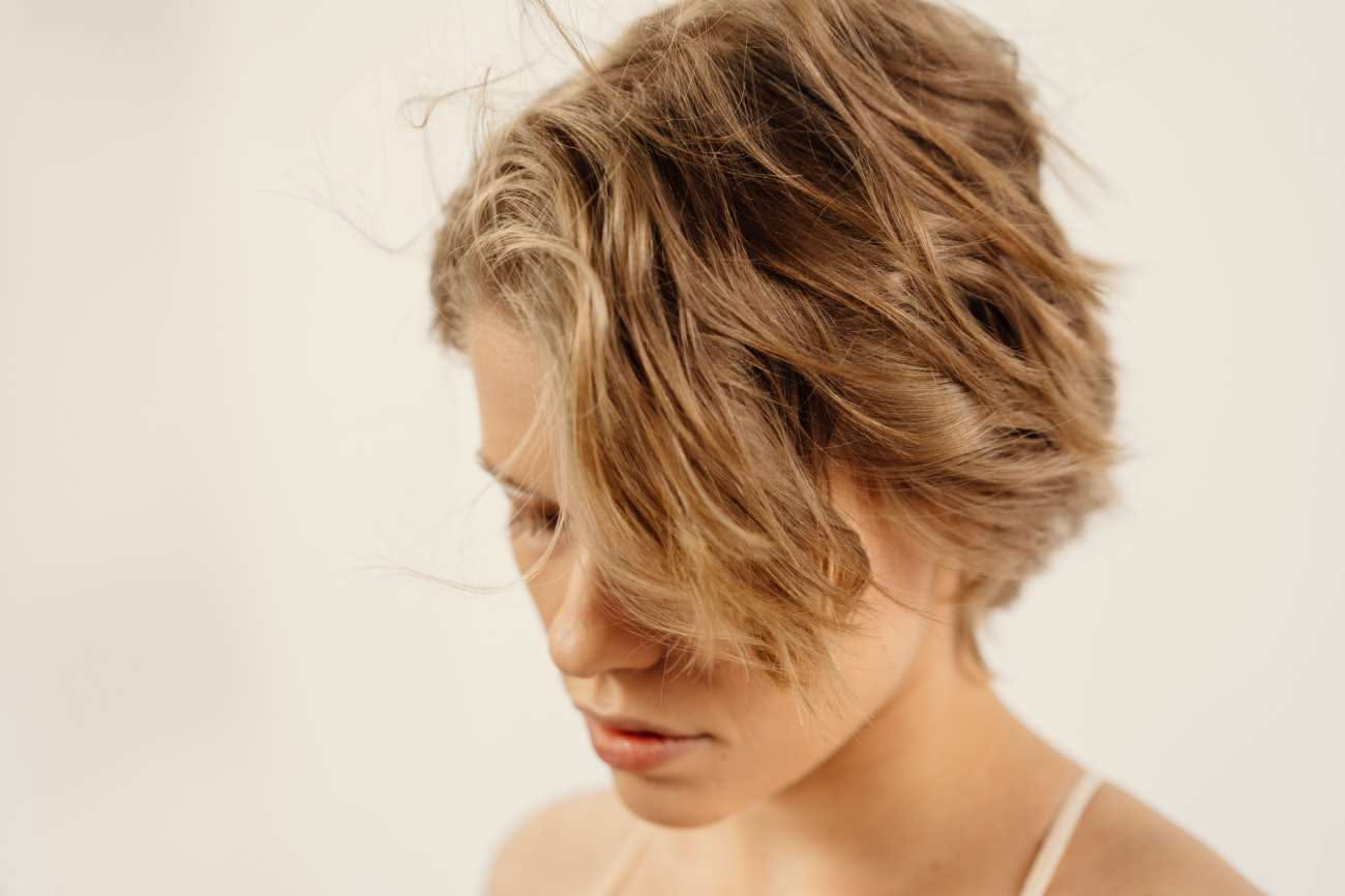 Capelli corti biondi con ciocche texturizzate e movimento