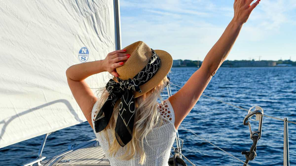 Cappello o foulard al mare: quale protegge di più