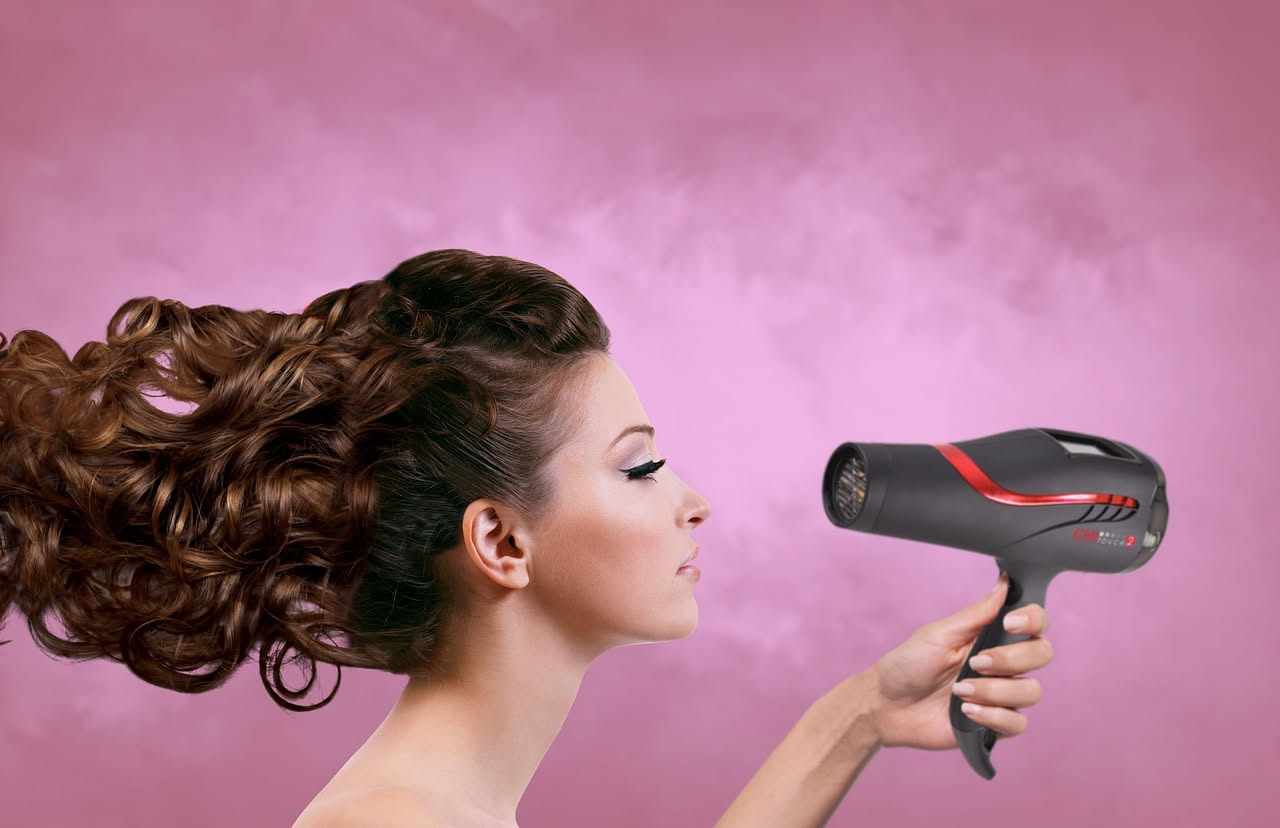 Come asciugare i capelli senza rovinarli: i consigli utili