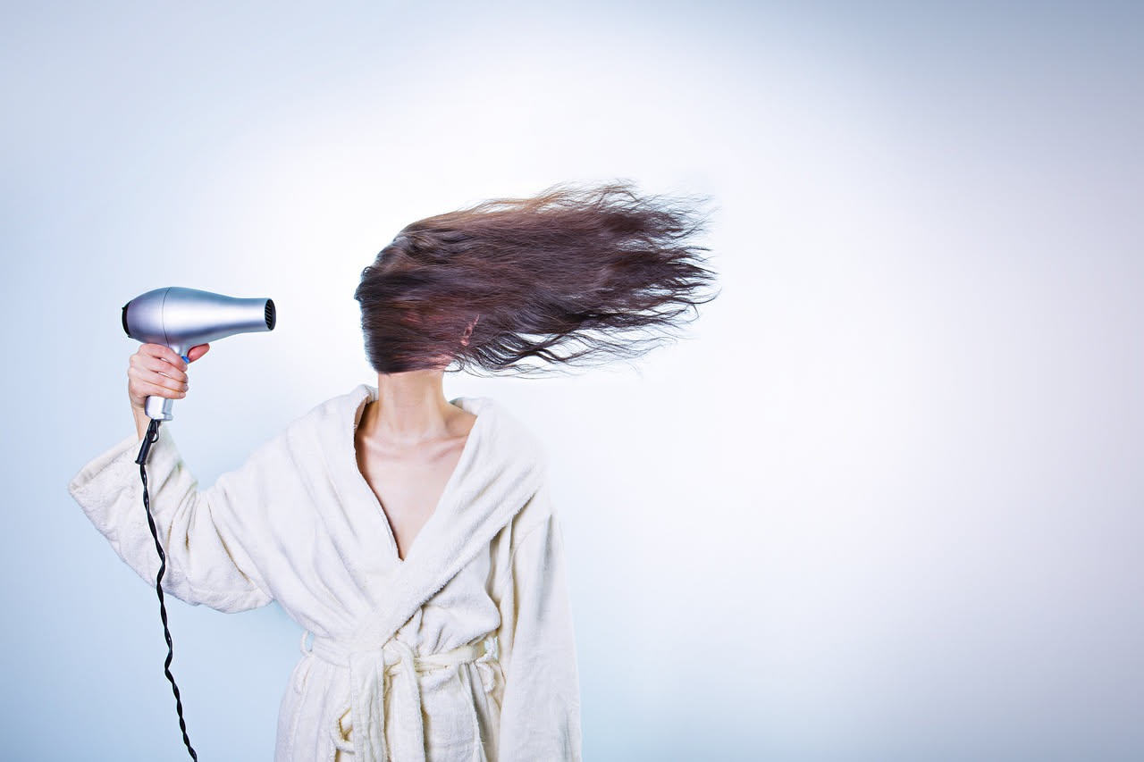 Come districare i capelli senza spezzarli: la guida