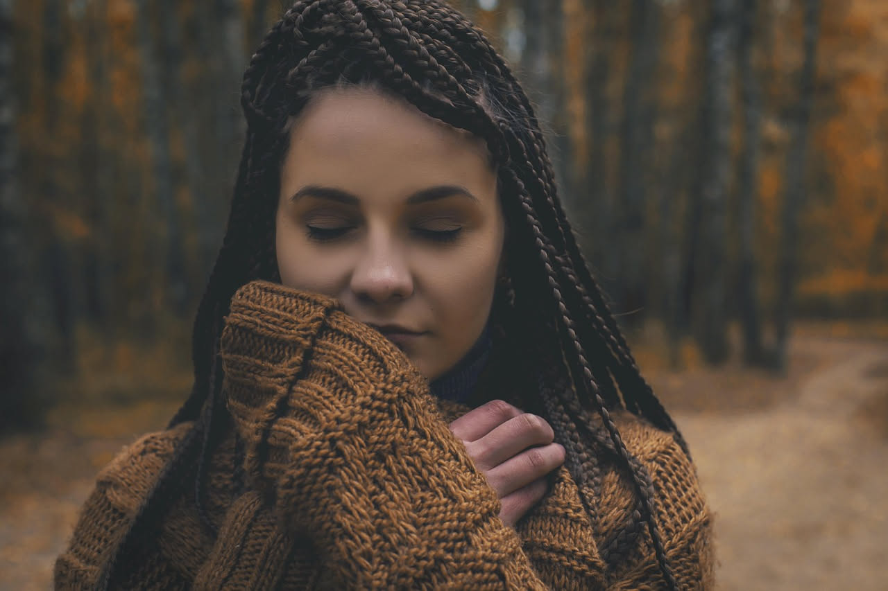 Treccia lunga e ordinata su capelli castani, con fili ben definiti e texture uniforme, realizzata su capelli preparati e fissati
