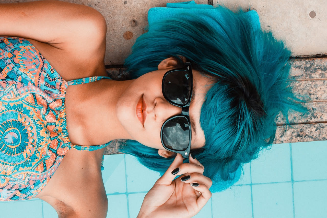 Come proteggere i capelli colorati al mare: i metodi utili