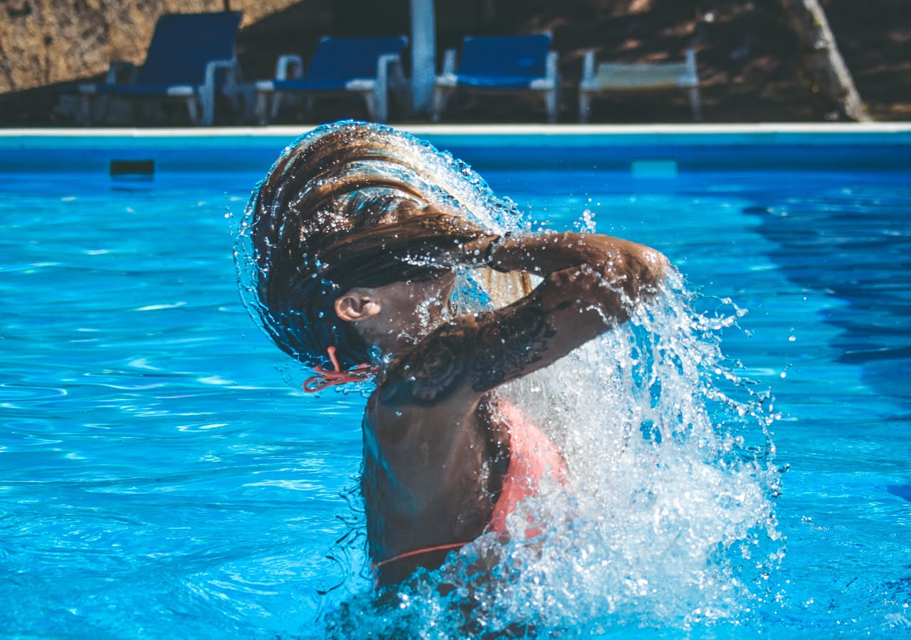 Come proteggere i capelli colorati al mare: i consigli