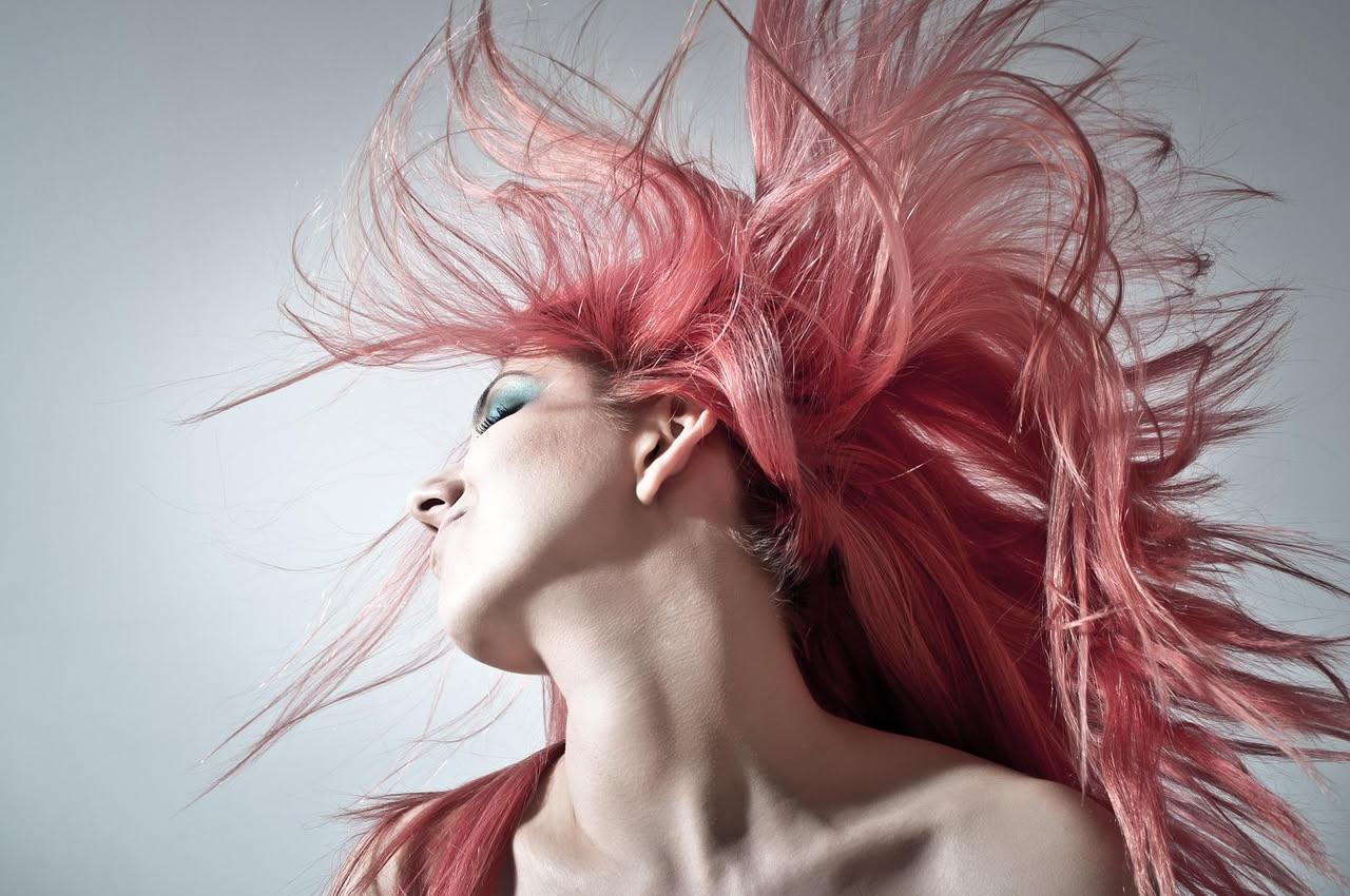Come proteggere i capelli colorati al mare: la guida