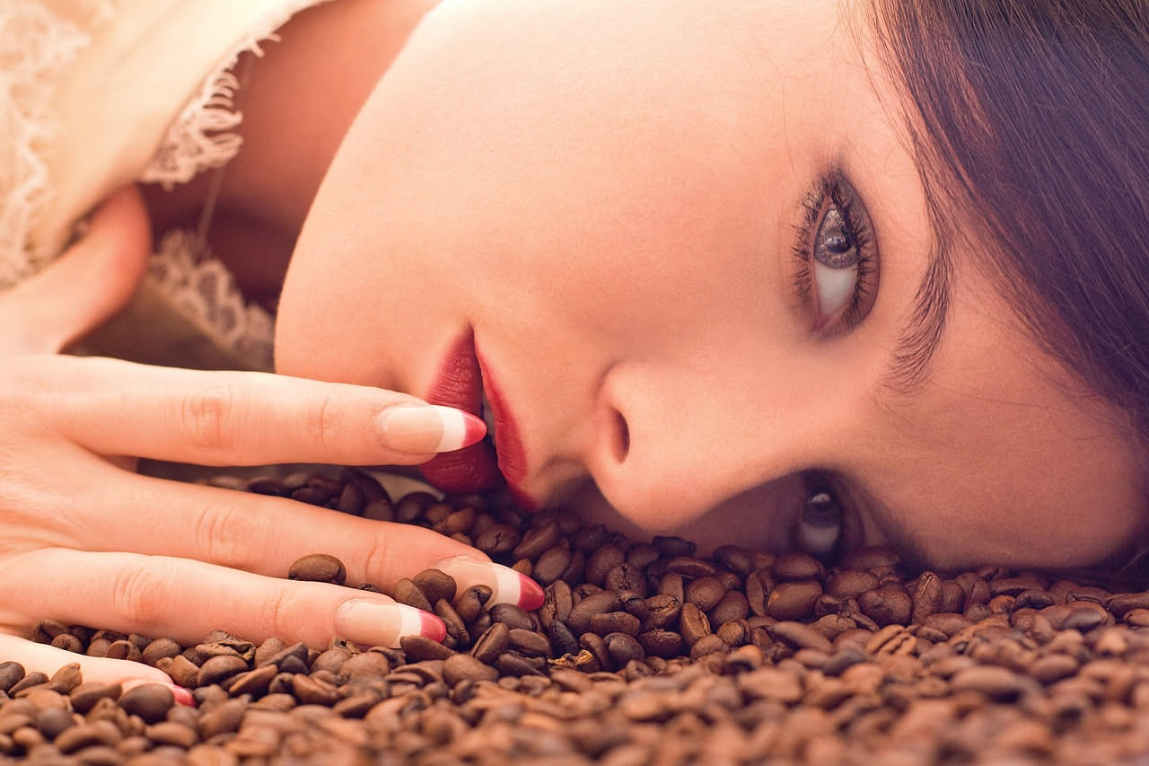 Da dove arriva il caffè usato sui capelli: la storia antica