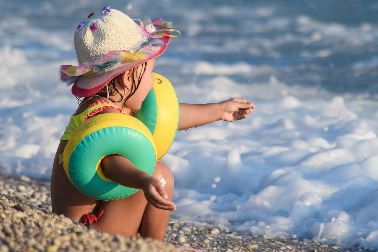 La cuffia in piscina serve davvero o è solo un obbligo