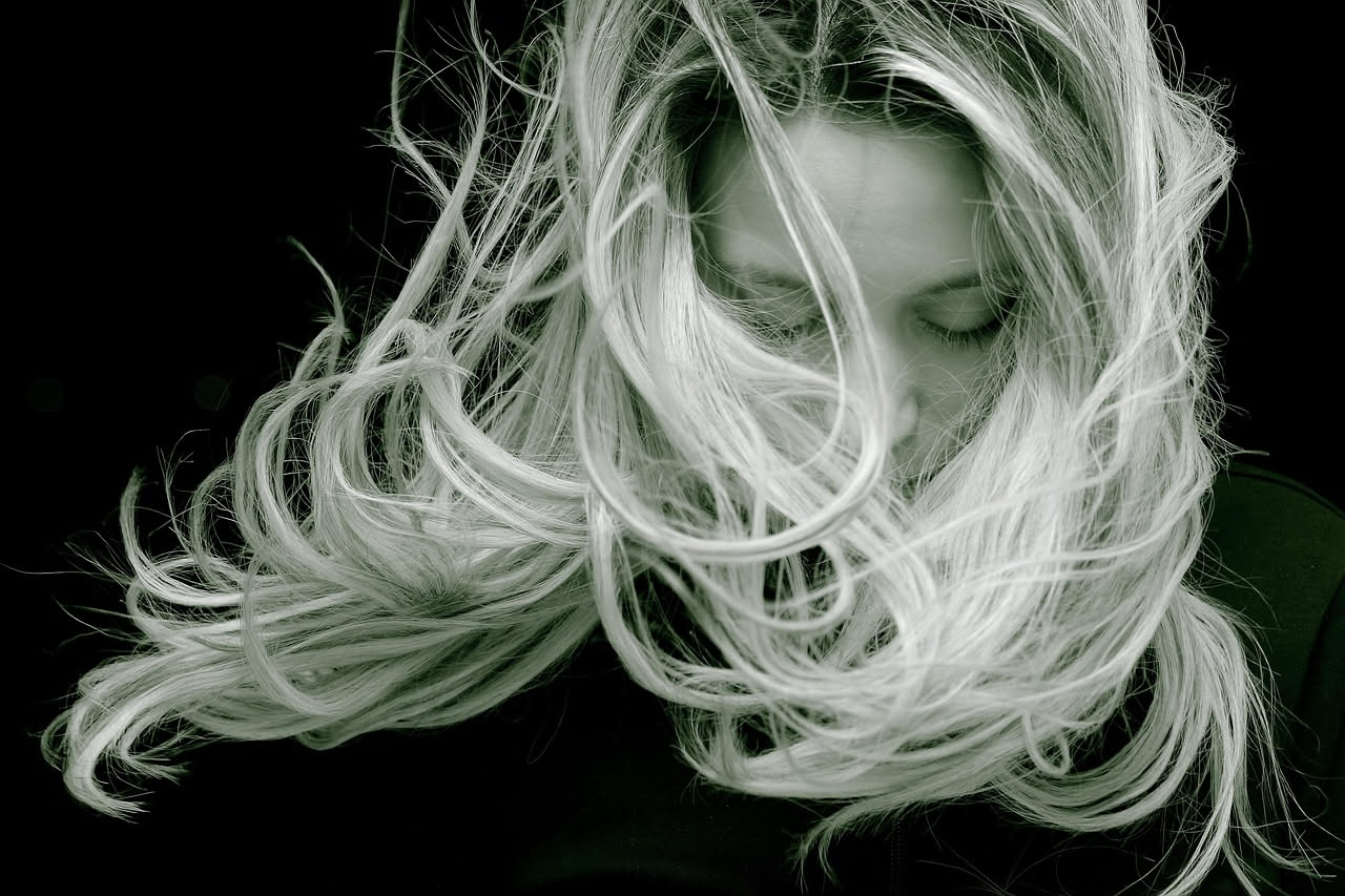 Perché i capelli cadono di più in certi periodi: cosa fare