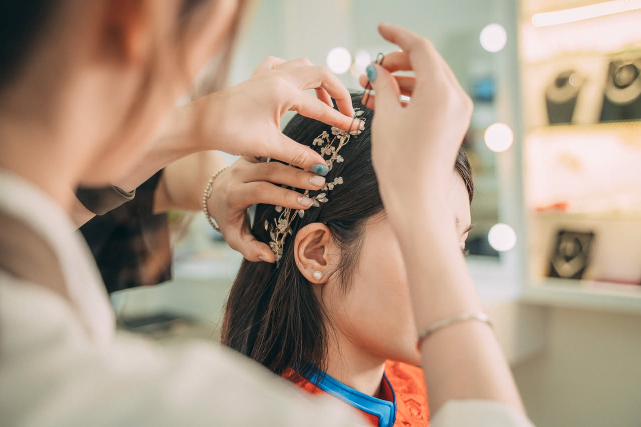 Qual è la storia del fermaglio per capelli: le origini curiose