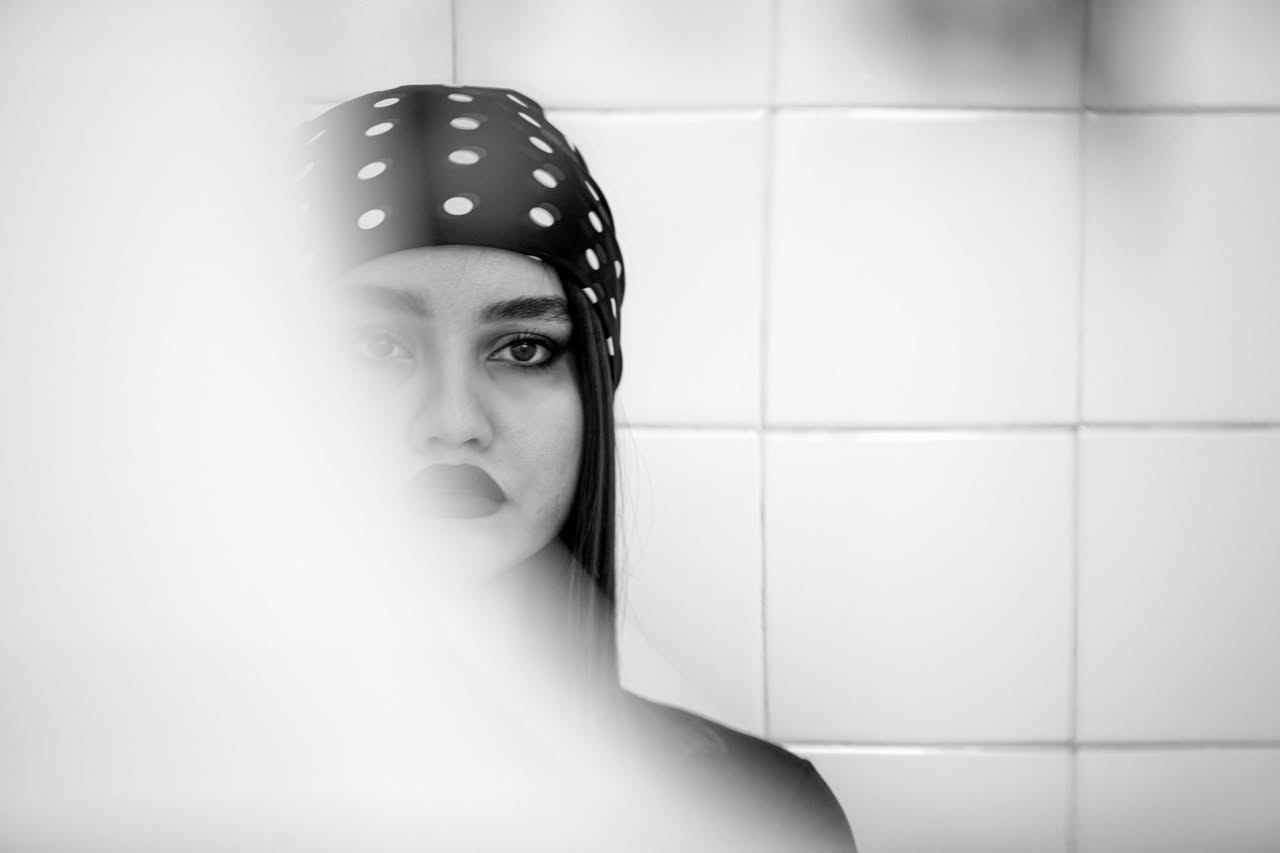 Sciacquare i capelli con acqua dolce prima del bagno: perché conviene