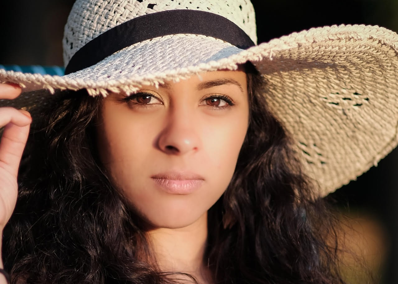 Sole e capelli, che cosa colpisce la fibra e che cosa la cute