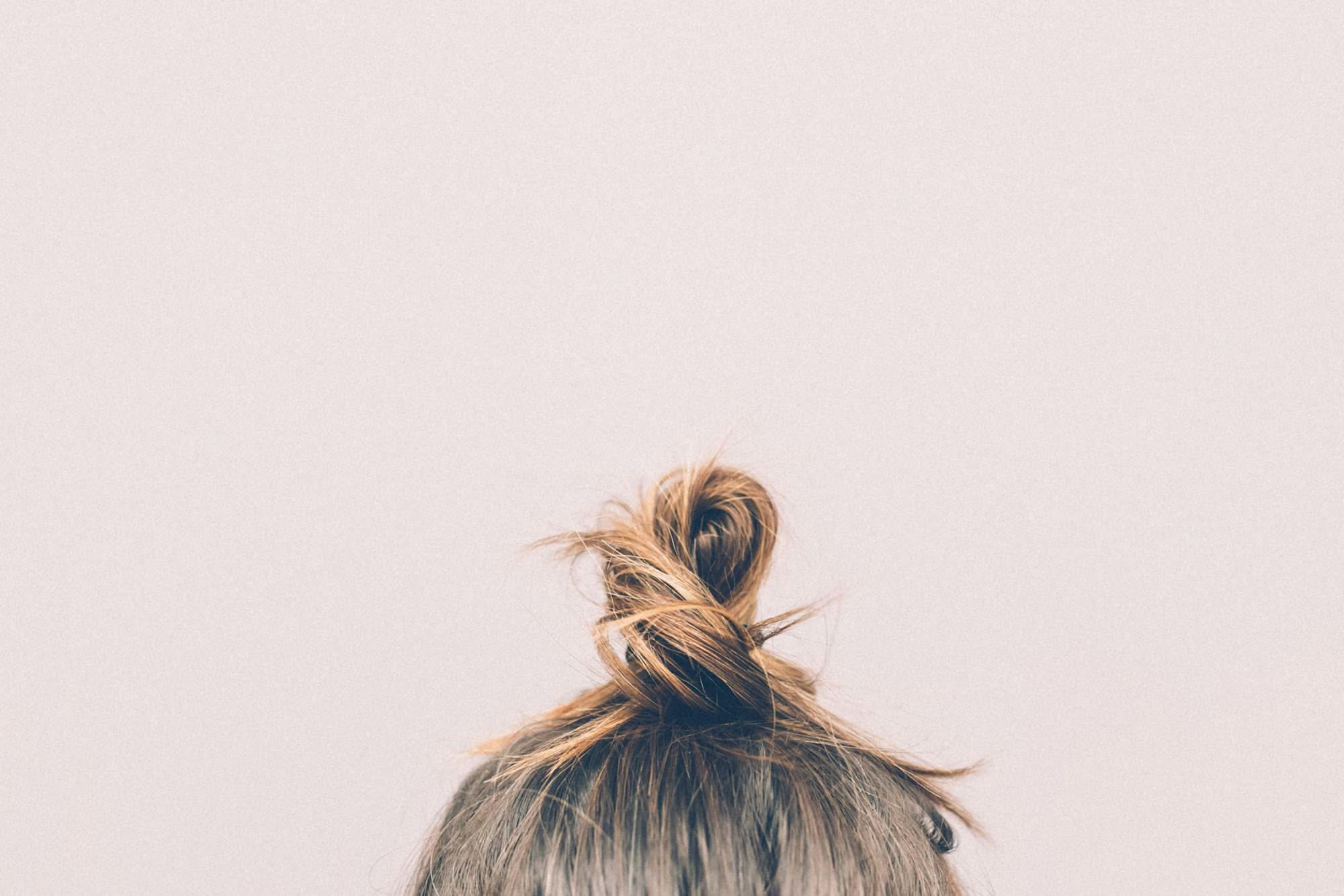 Caduta capelli di fine estate: quali vitamine mancano e quali integratori scegliere
