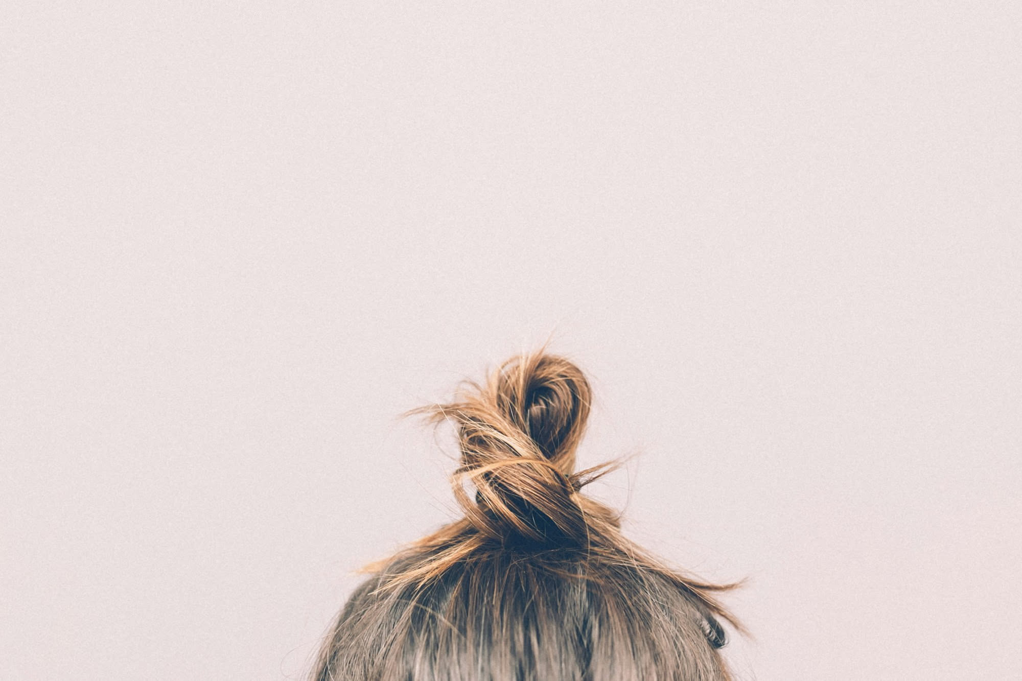 Caduta capelli: le cause meno note e cosa le distingue