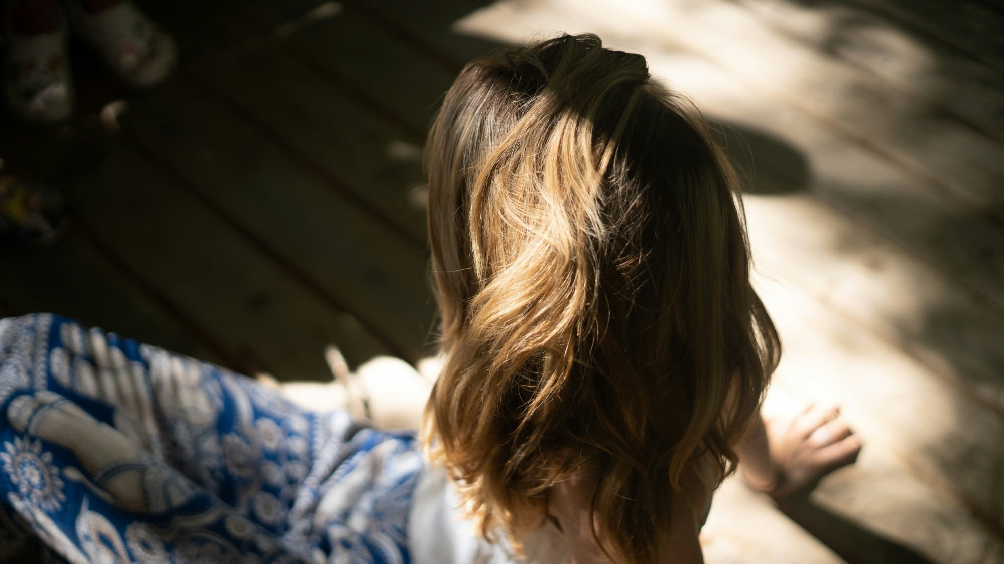 Capelli bianchi e grigi in estate: come evitare che ingialliscano con sole e salsedine