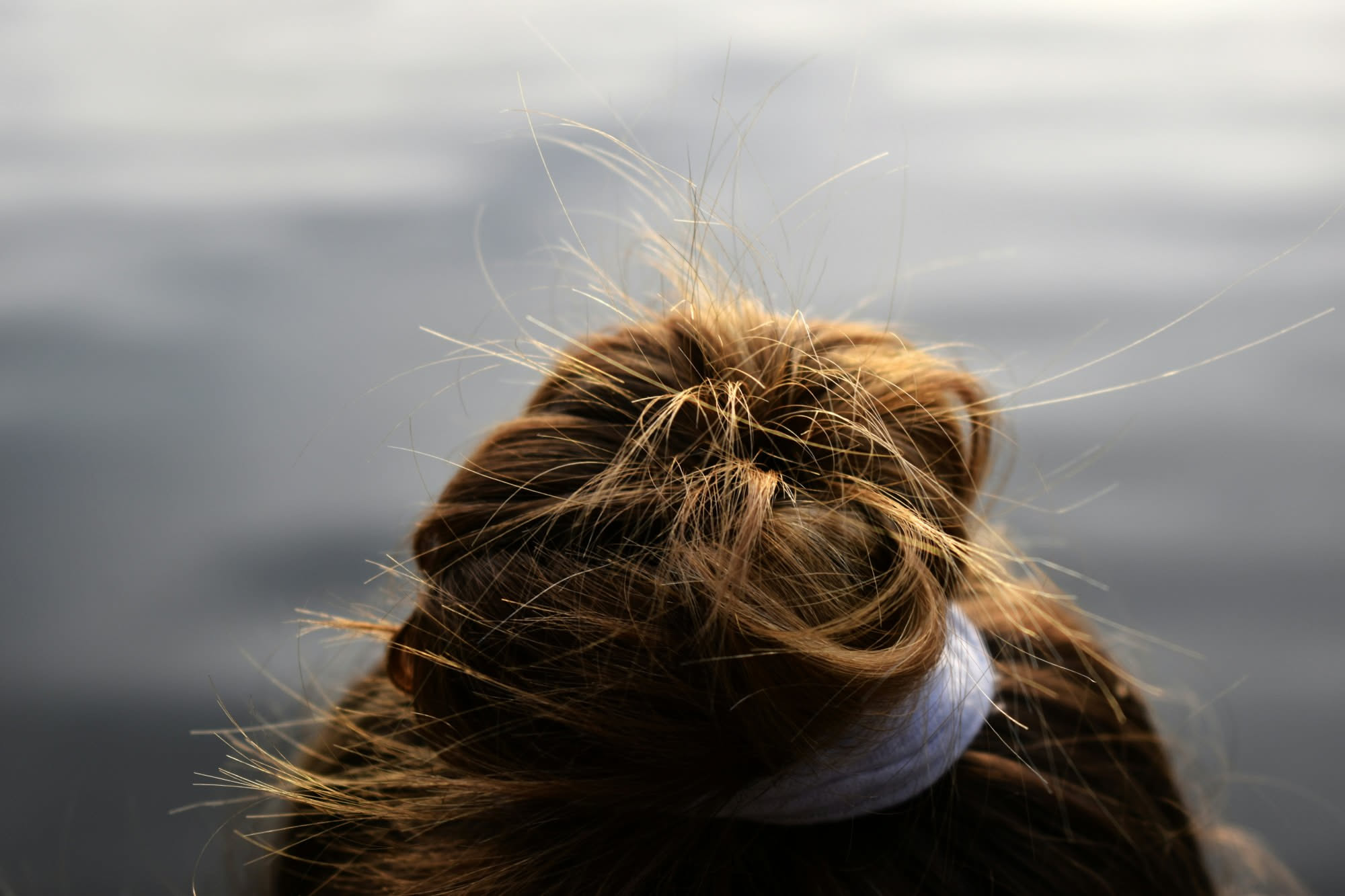 Capelli bruciati alle punte: quando basta spuntare e quando no