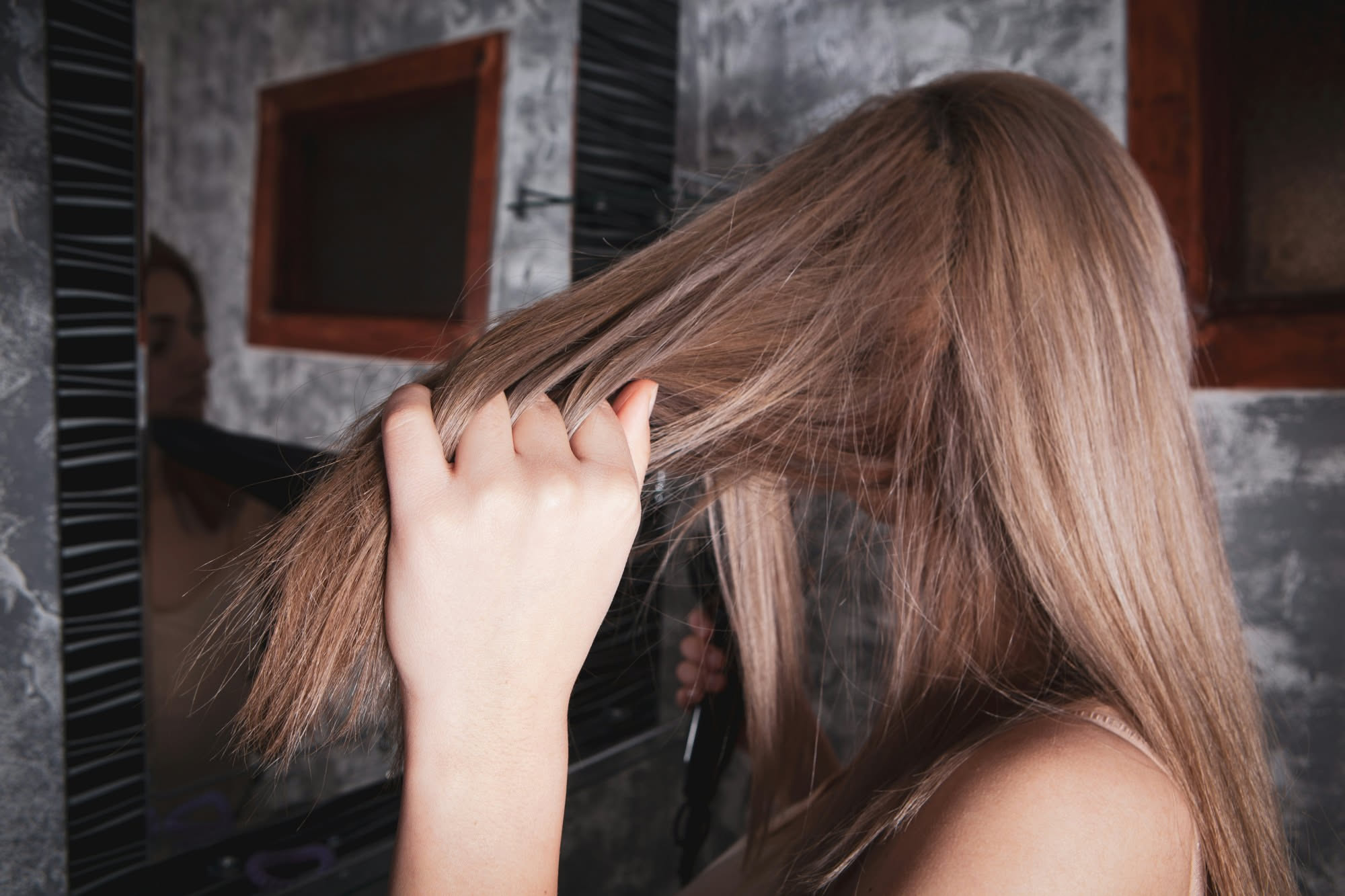 Capelli bruciati dalla decolorazione o dalla piastra: i rimedi d'emergenza che funzionano davvero
