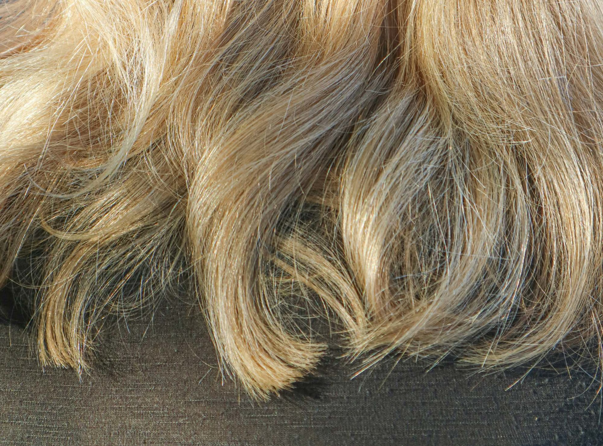 Capelli decolorati al rientro: i trattamenti per ricostruire i ponti di cheratina a casa