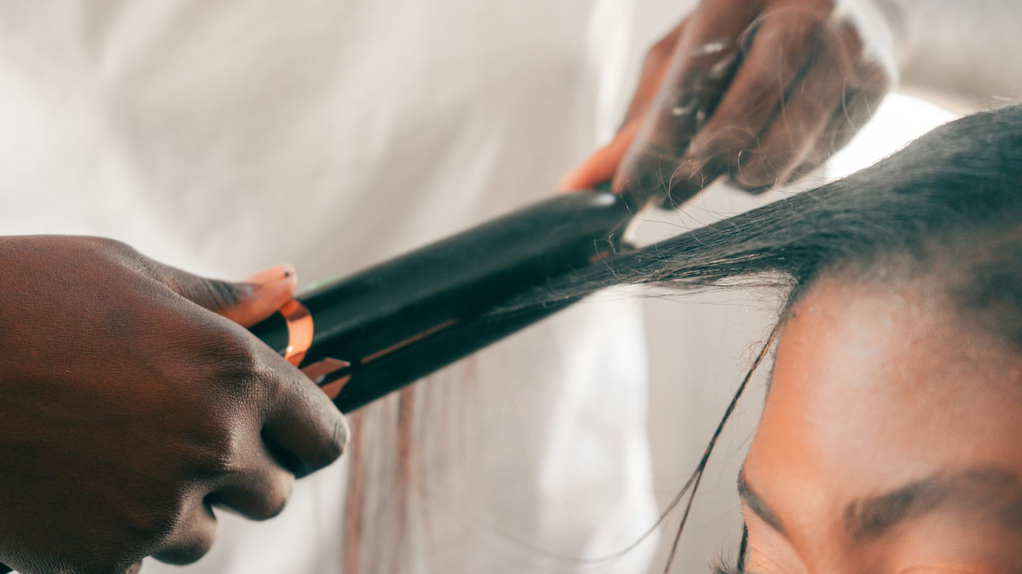 Capelli lisci: come si mantengono e cosa li rovina