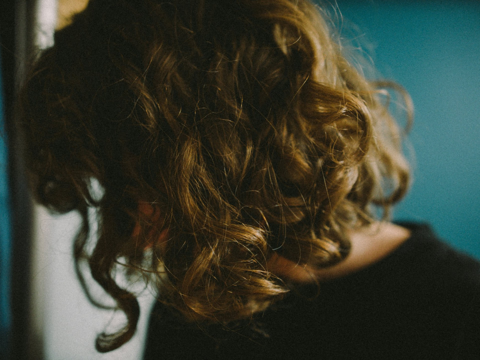 Capelli mossi: come gestirli tra riccio e liscio