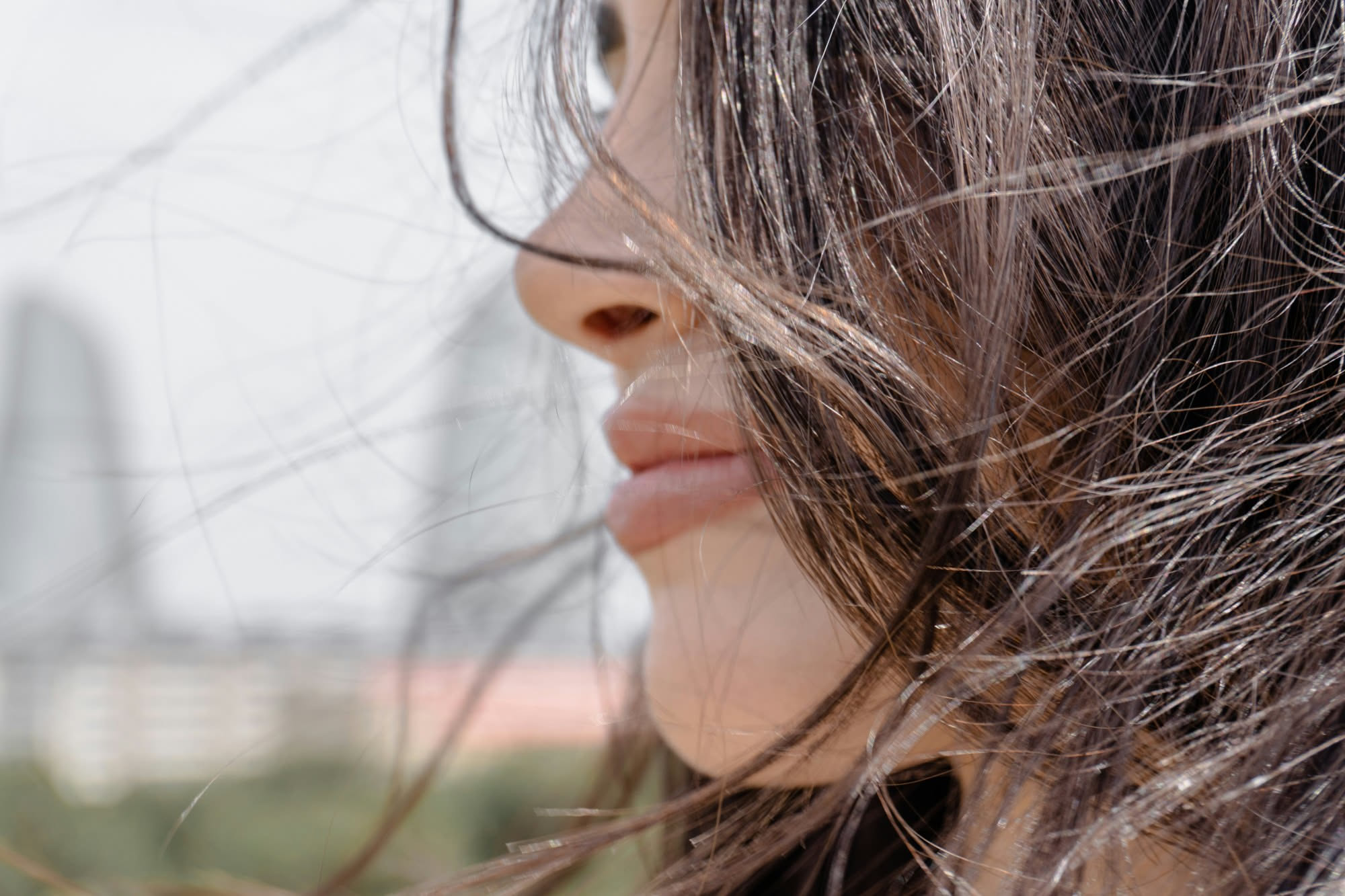 Capelli castani lucidi che riflettono la luce dopo un trattamento