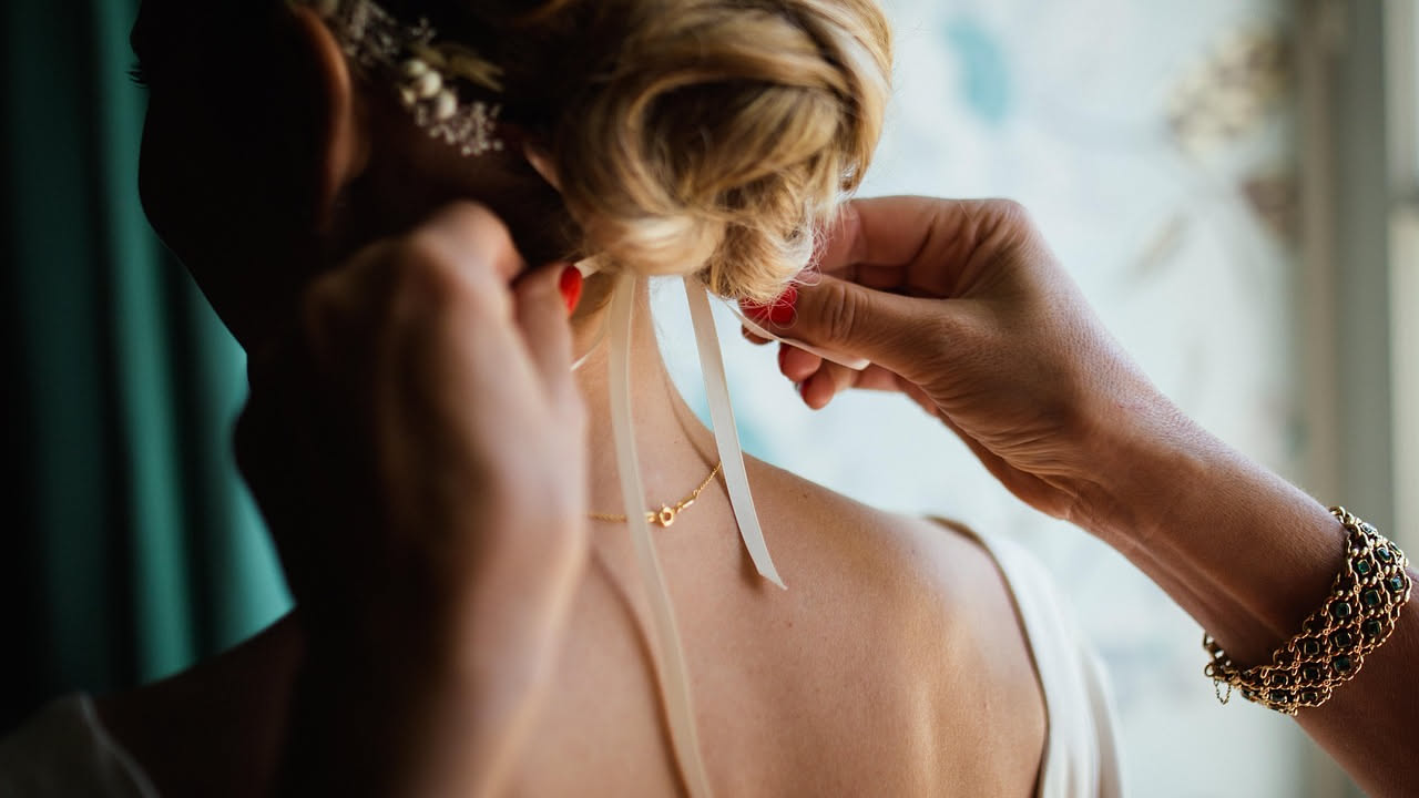 Chignon e torsioni che reggono anche con l'umidità