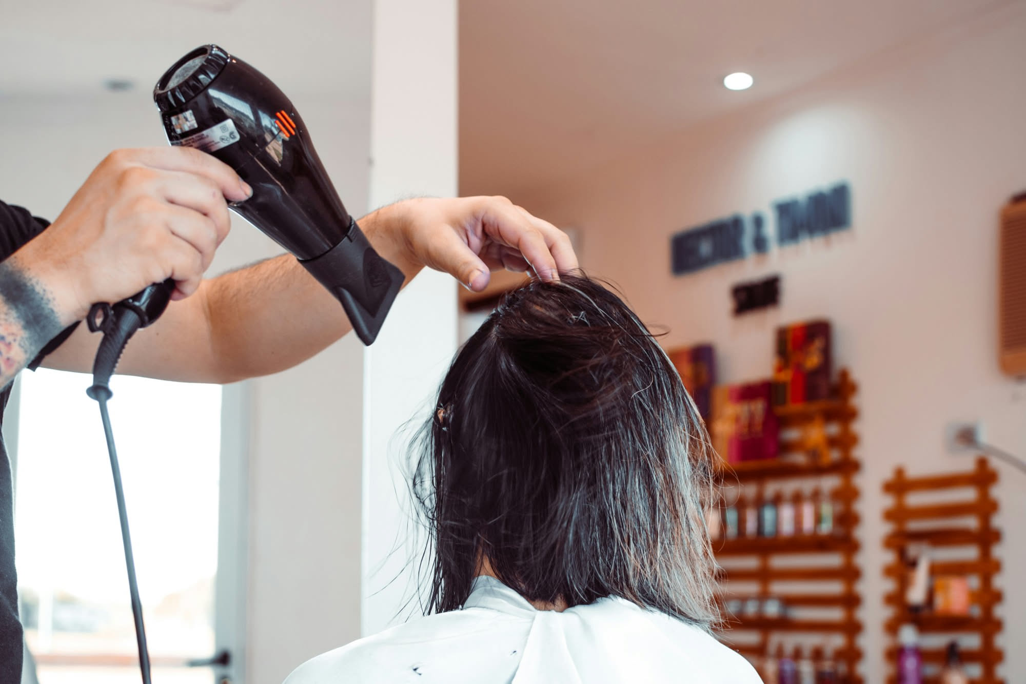 Come asciugare i capelli all'aria d'estate: i consigli utili