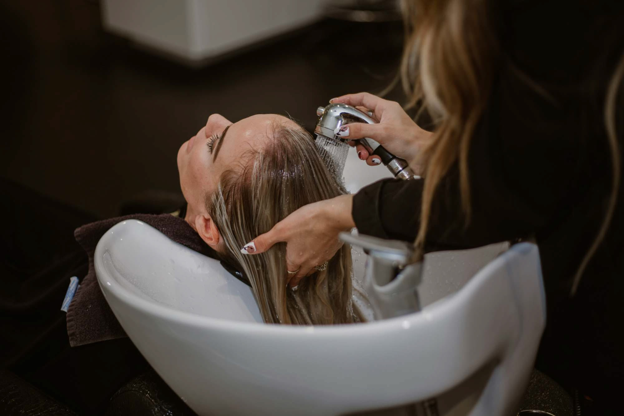 Come lavare i capelli se si va in piscina tutti i giorni