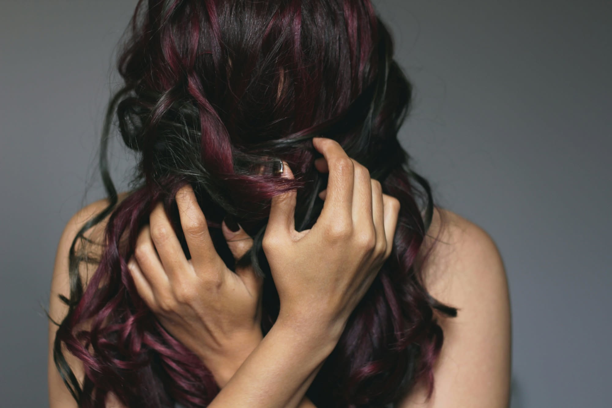 Come nutrire i capelli decolorati: cosa serve e cosa no