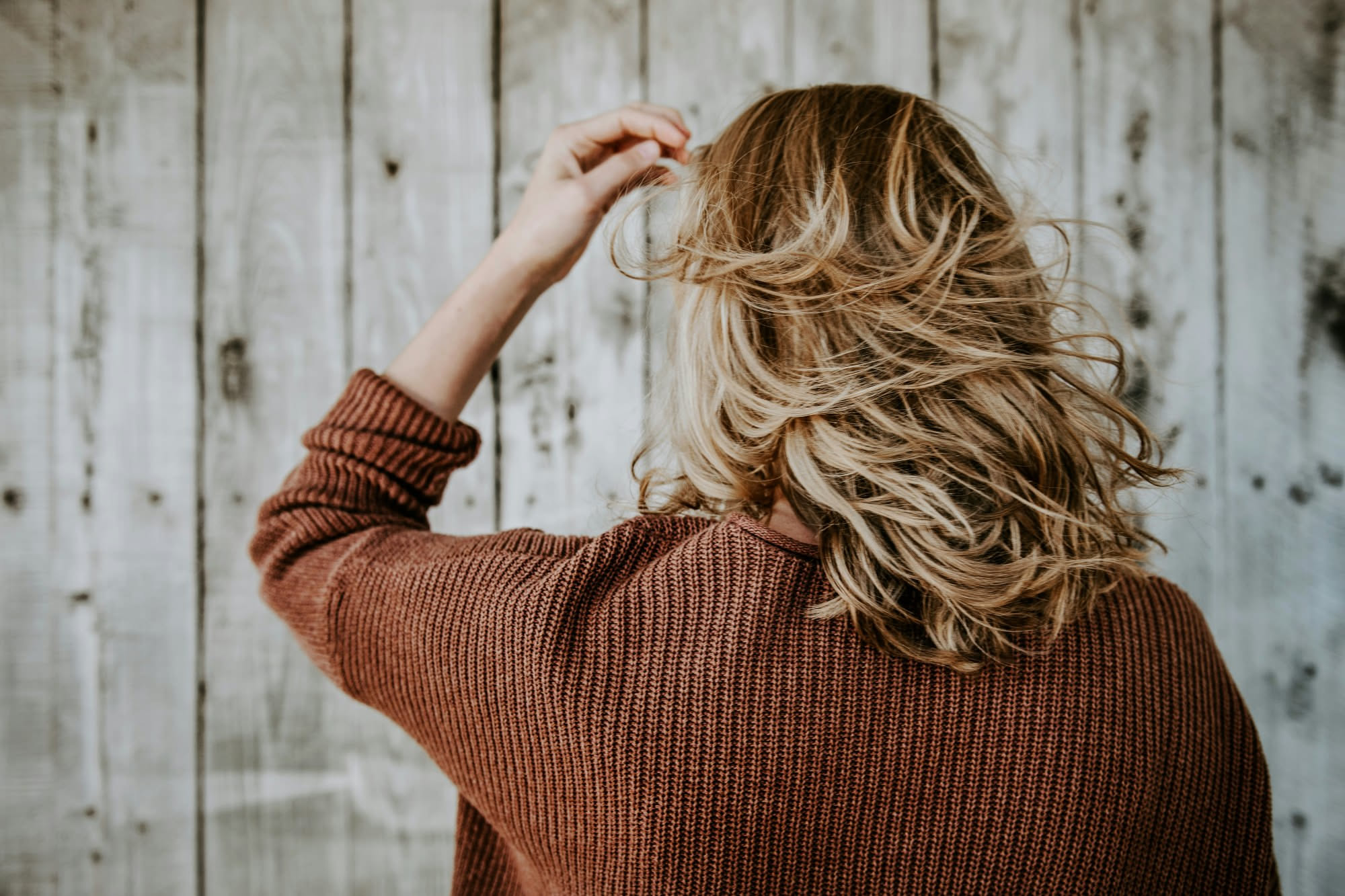 Come preparare i capelli al cambio di stagione: la routine di fine agosto per prevenire la caduta