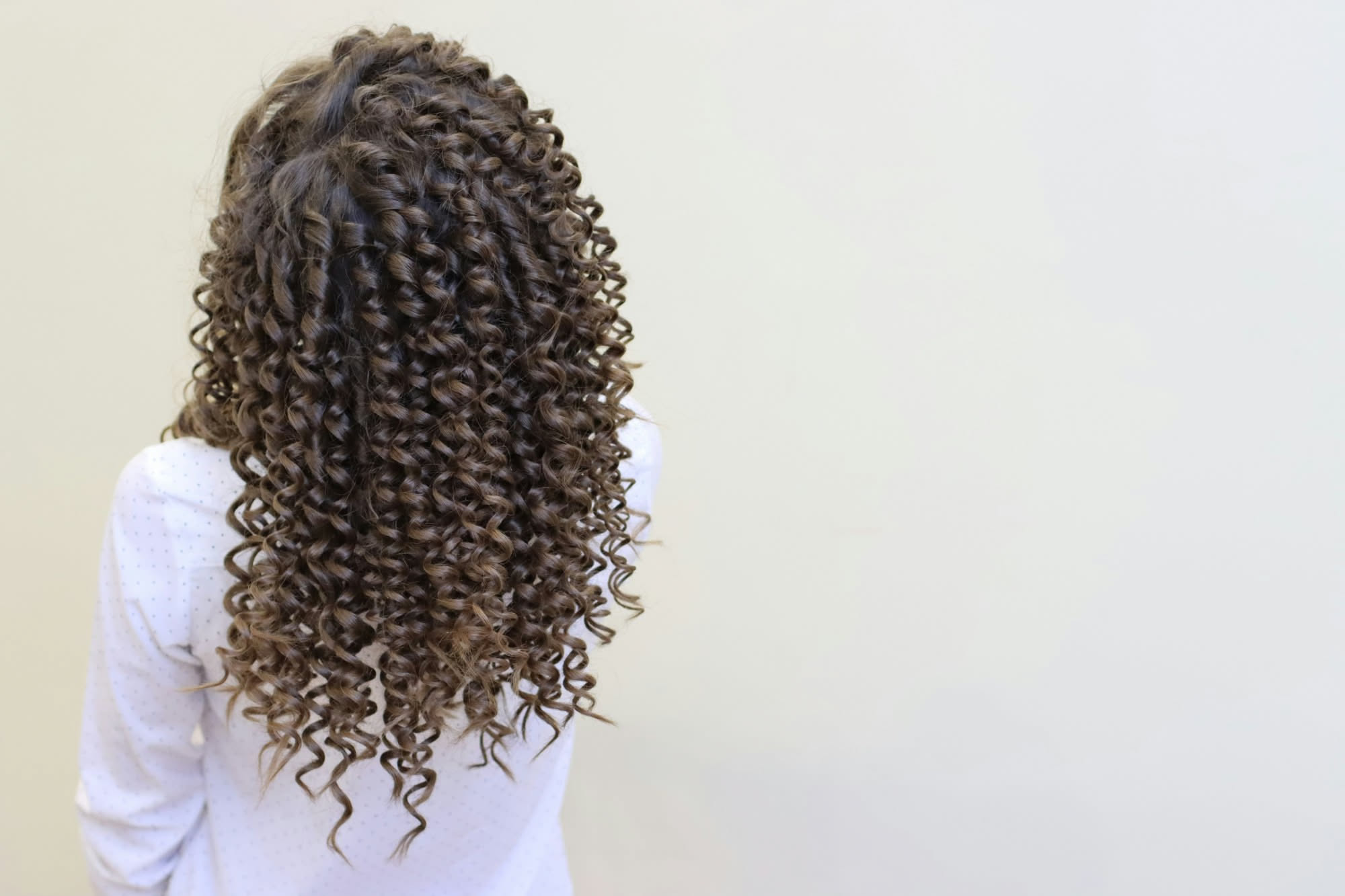 Come si taglia una chioma crespa e cosa cambia davvero