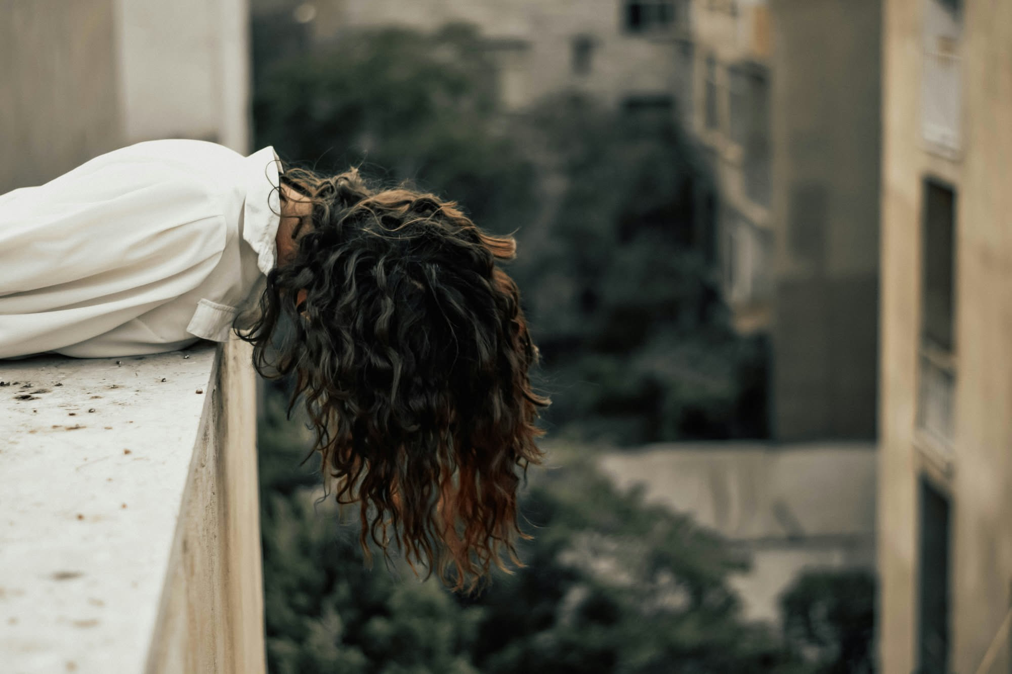 Dormire con i capelli bagnati d'estate: perché fa male e come asciugarli senza piastra