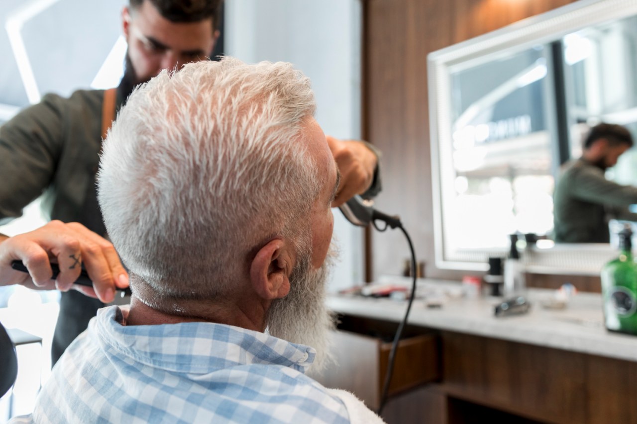 Capelli bianchi negli uomini: coprire, sfumare o lasciare