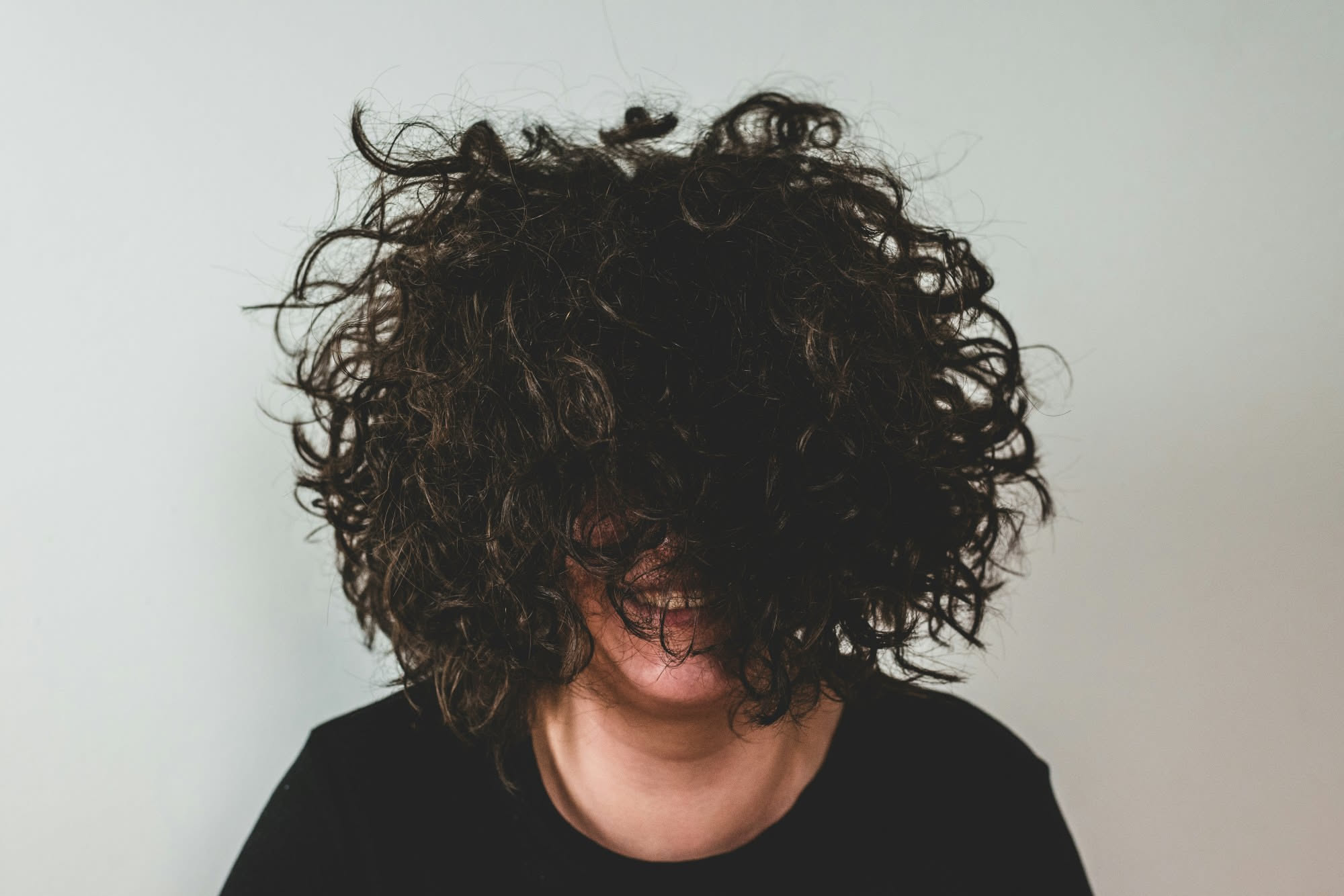 Come dormire con i capelli ricci senza svegliarsi con il riccio schiacciato