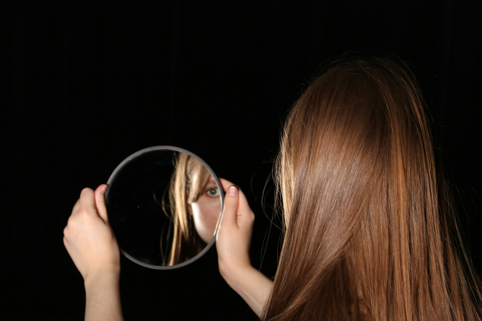 Lavare i capelli ai bambini tutti i giorni: quando serve e quando è solo abitudine