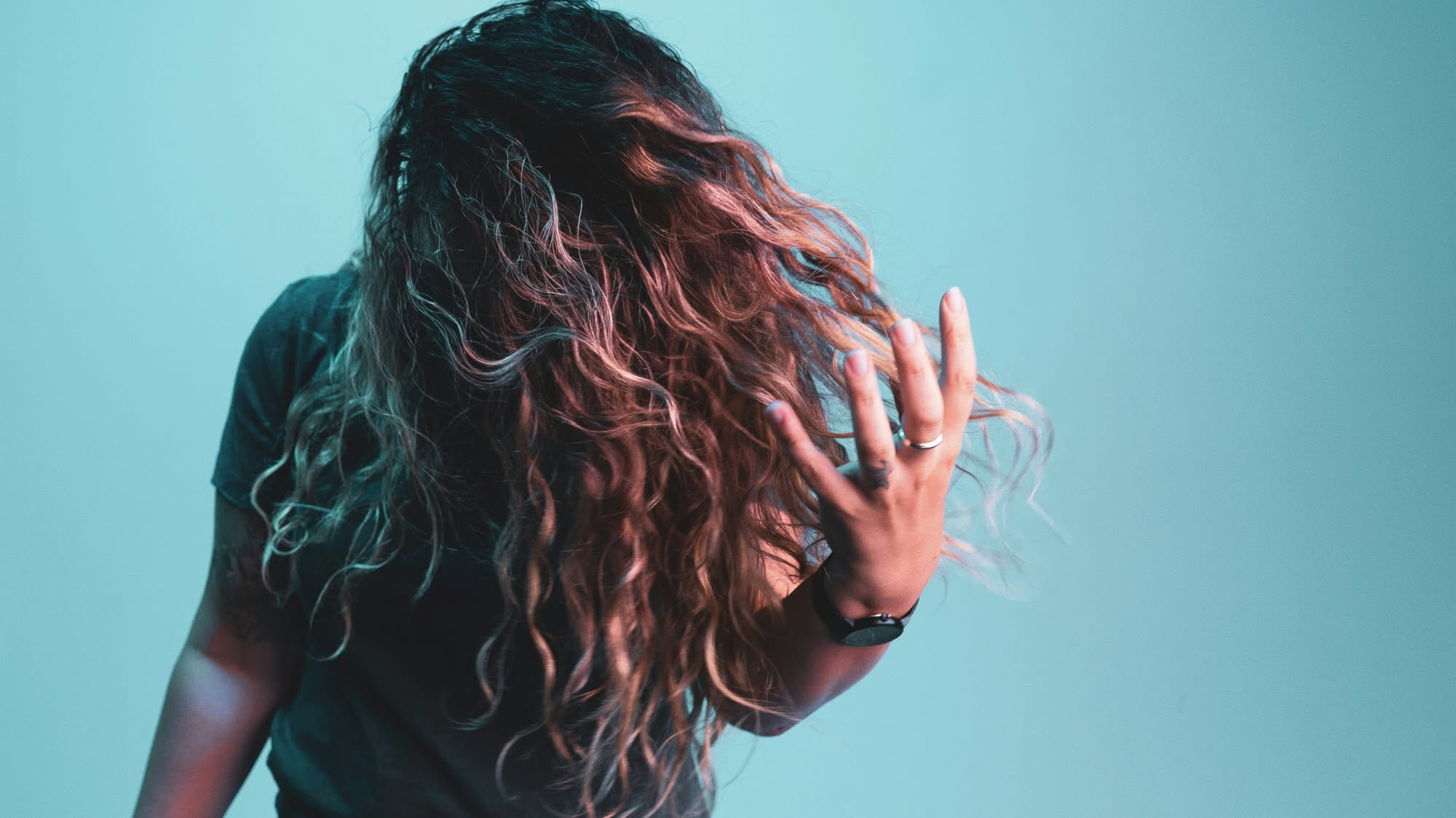 Lavare i capelli la sera: perché conviene più del mattino