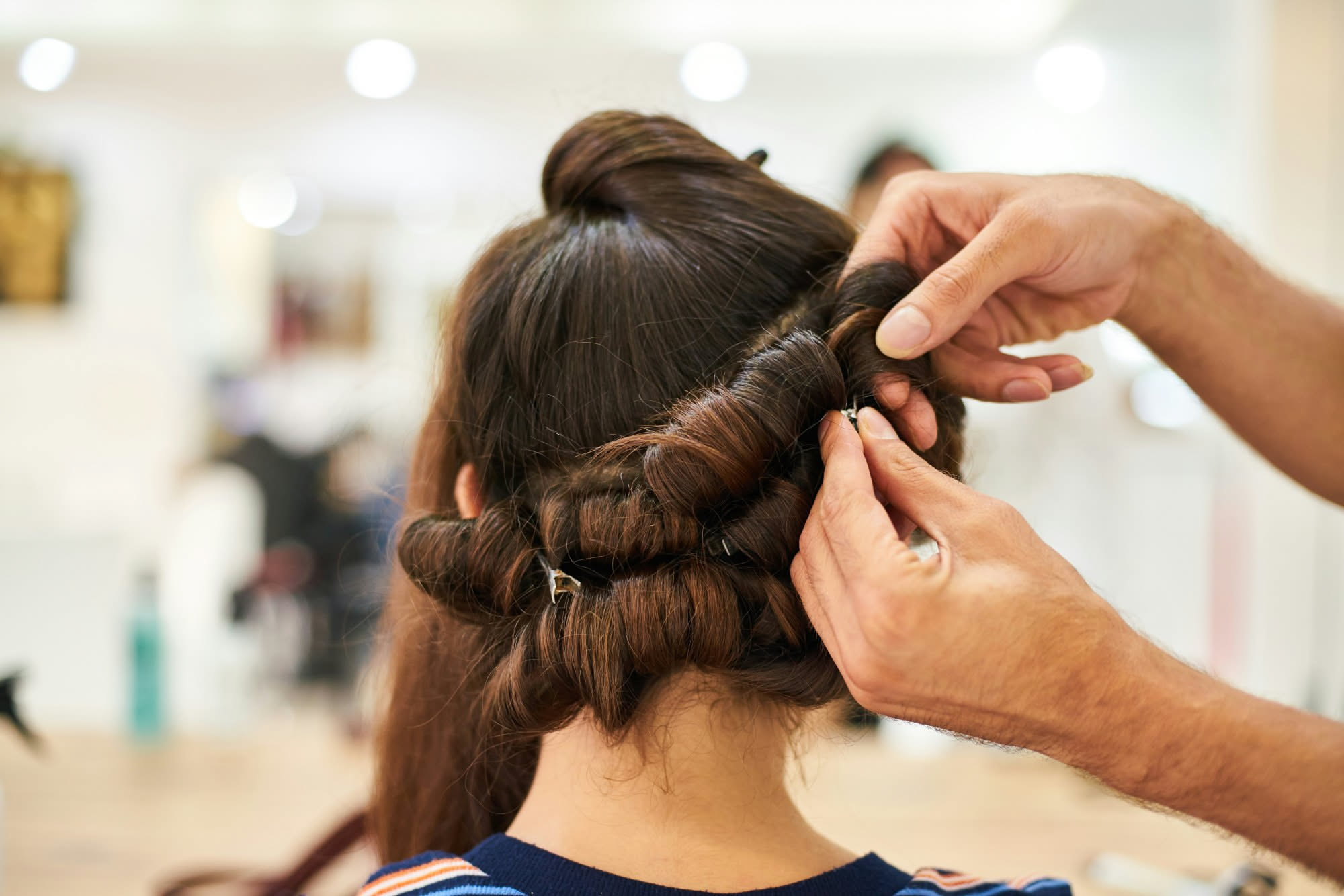 Lisciare i capelli senza piastra: cosa funziona davvero