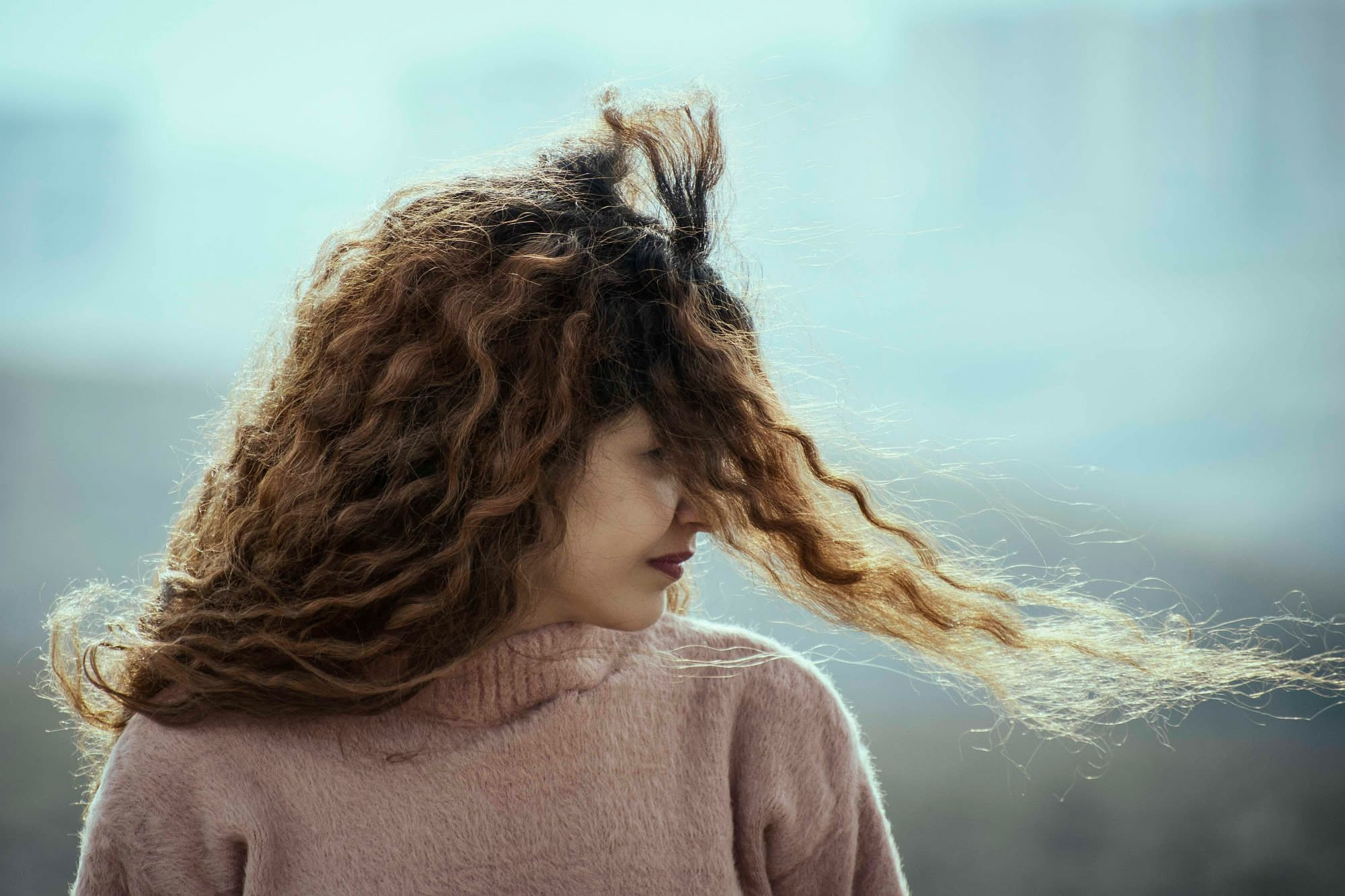 Metodo Curly e capelli secchi al rientro dalle vacanze: quali oli e maschere usare