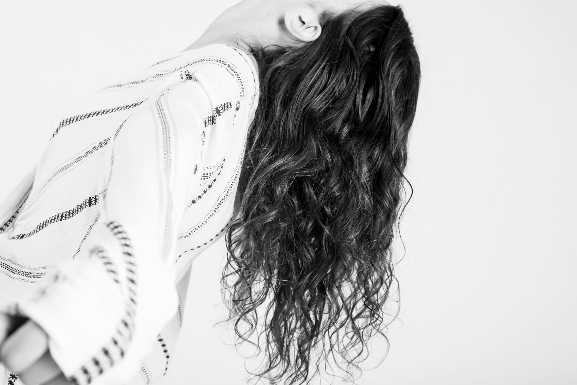 Non lavare i capelli per giorni: che cosa accade al cuoio capelluto