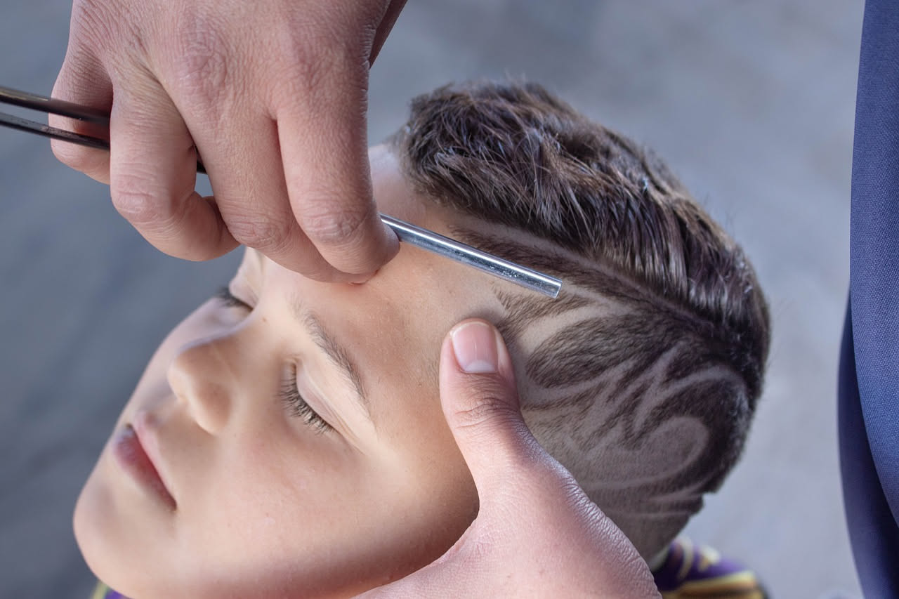Perché la riga dei capelli cade sempre nello stesso punto