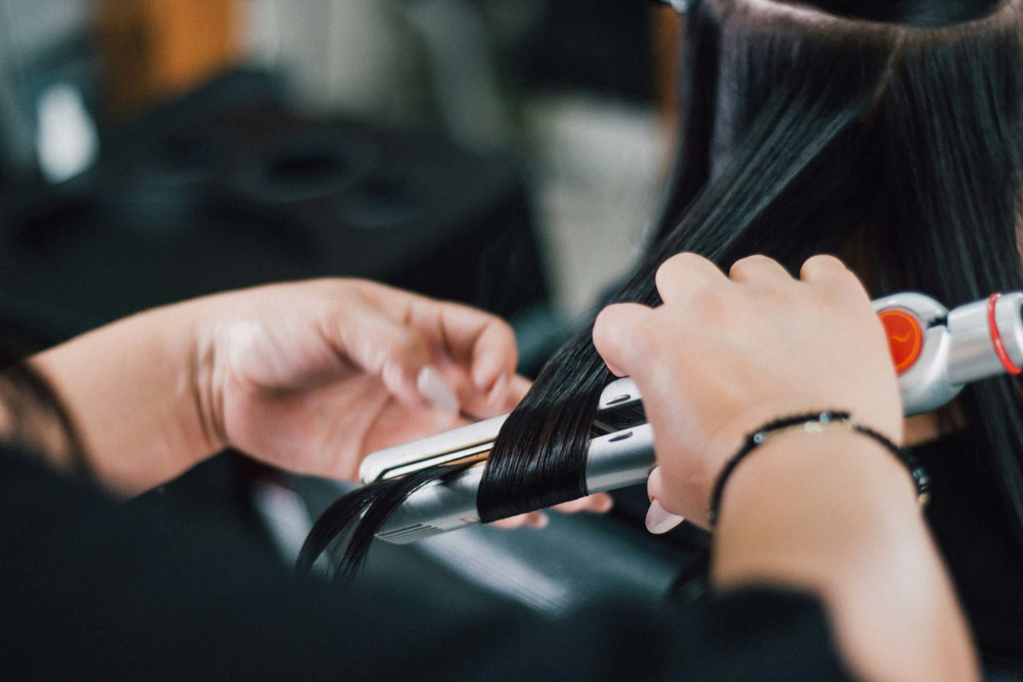 Piastra per capelli: come sceglierla e come usarla senza rovinarli