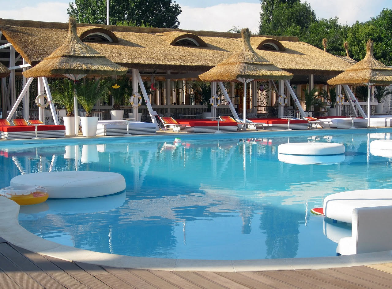Piscine ad acqua salata: cambia qualcosa per i capelli?