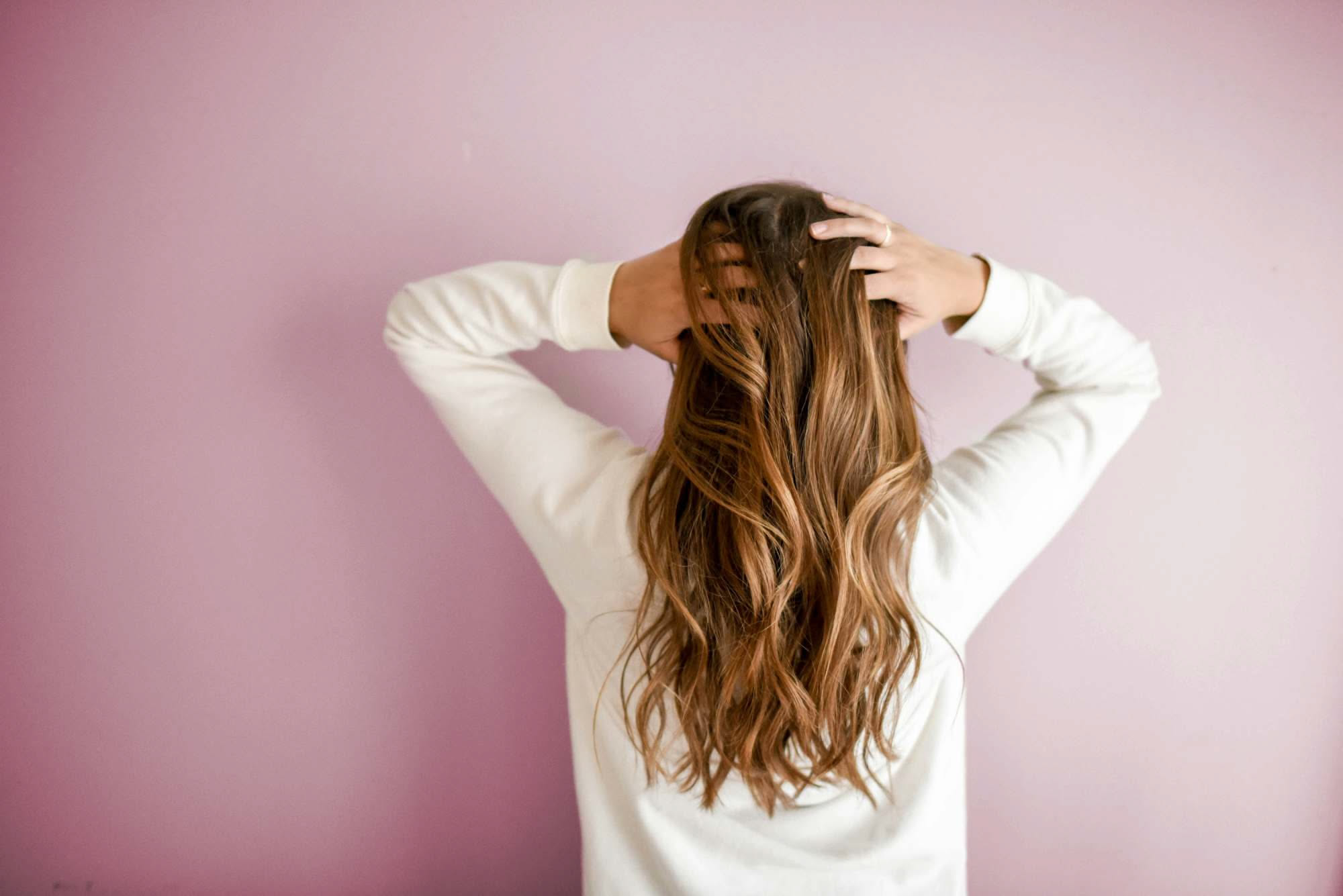 Ciocche di capelli bianchi e castani a confronto