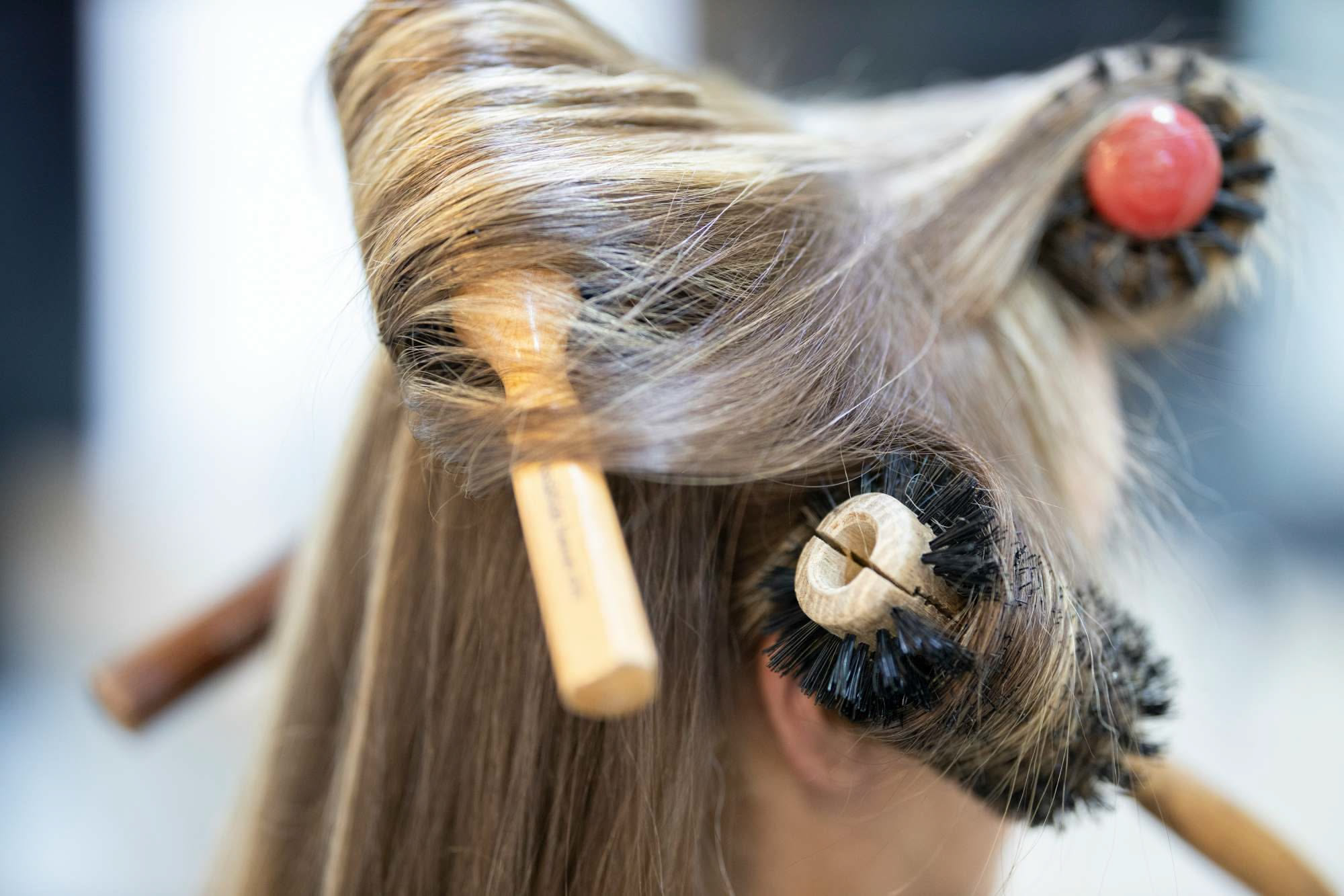 Tagli per capelli radi dopo i sessant'anni: cosa dà volume davvero