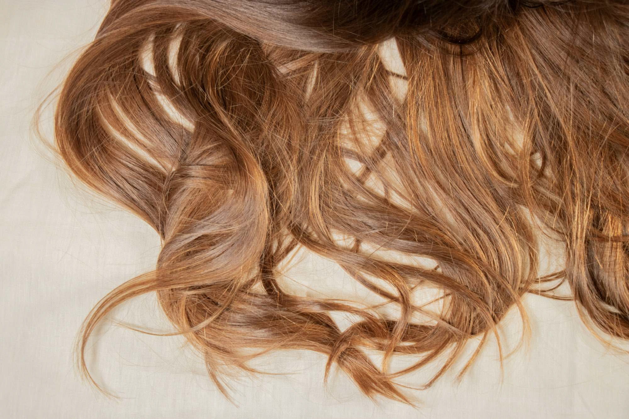 Ciocche di capelli castani con riflessi schiariti dal sole