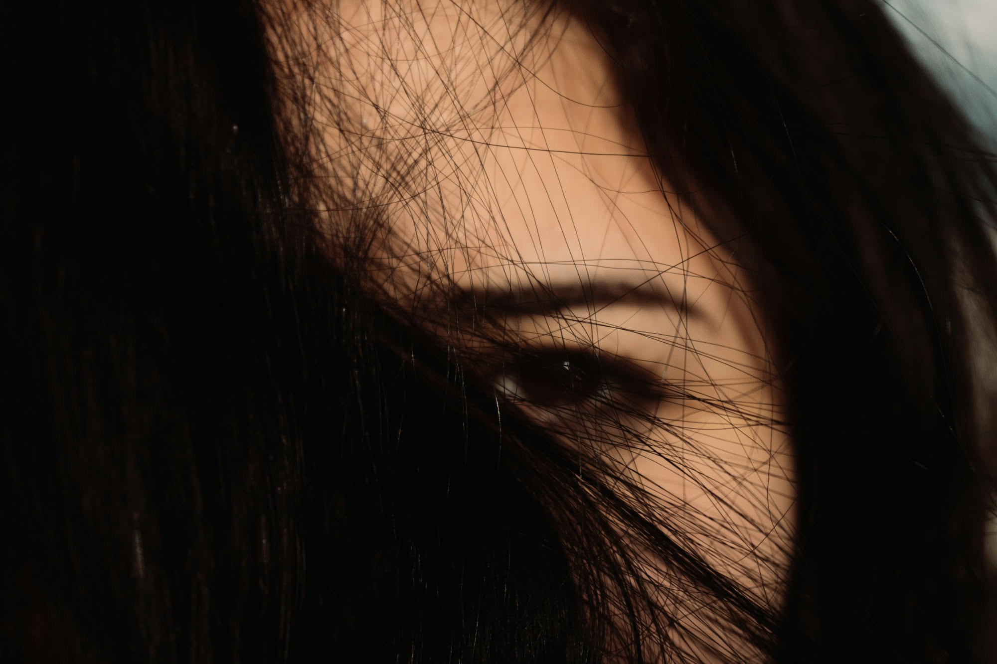Capelli sul cuscino la mattina: quanti sono normali e quando vale la pena controllare