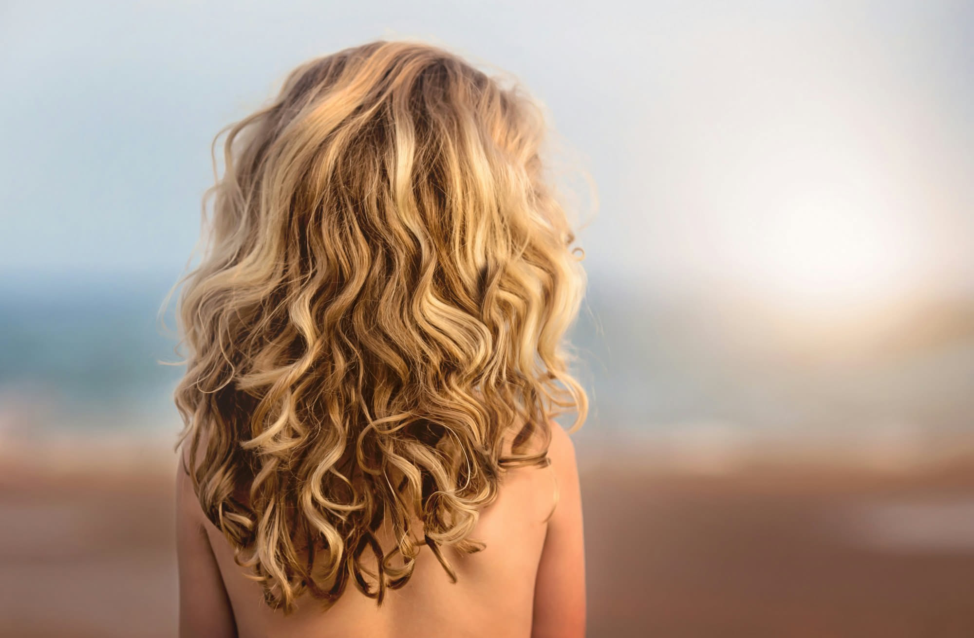 Il cloro fa diventare verdi i capelli? Cosa succede in piscina