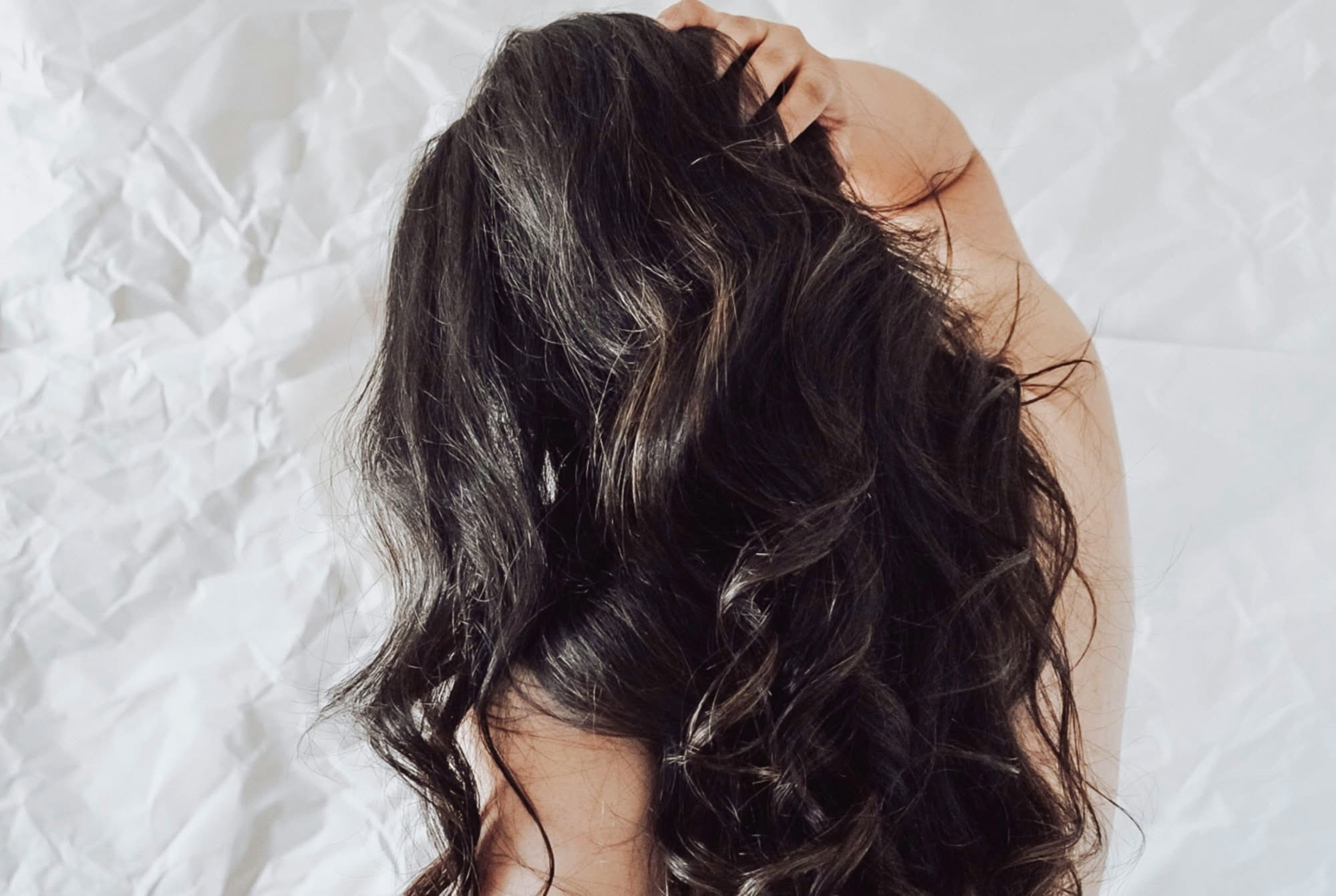 Cosa succede ai capelli neri quando mangi noci tutti i giorni: ecco i cambiamenti