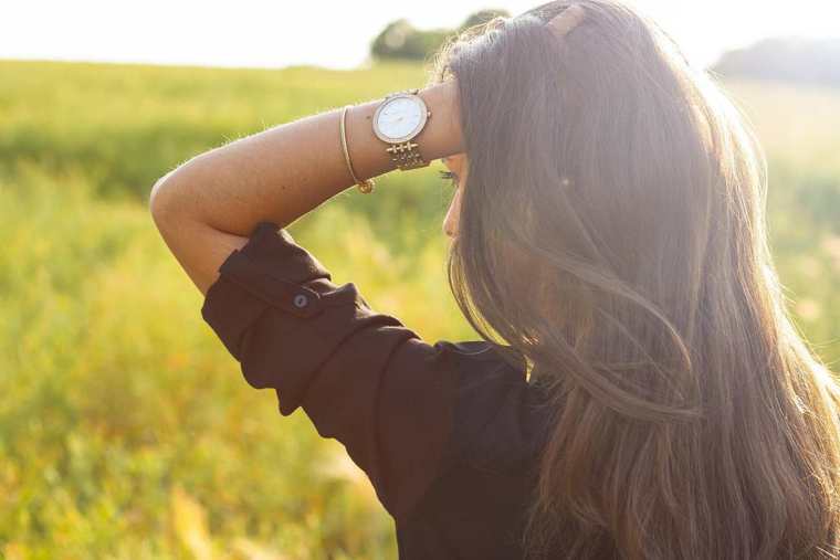Come proteggere capelli e pelle dal sole: la guida pratica
