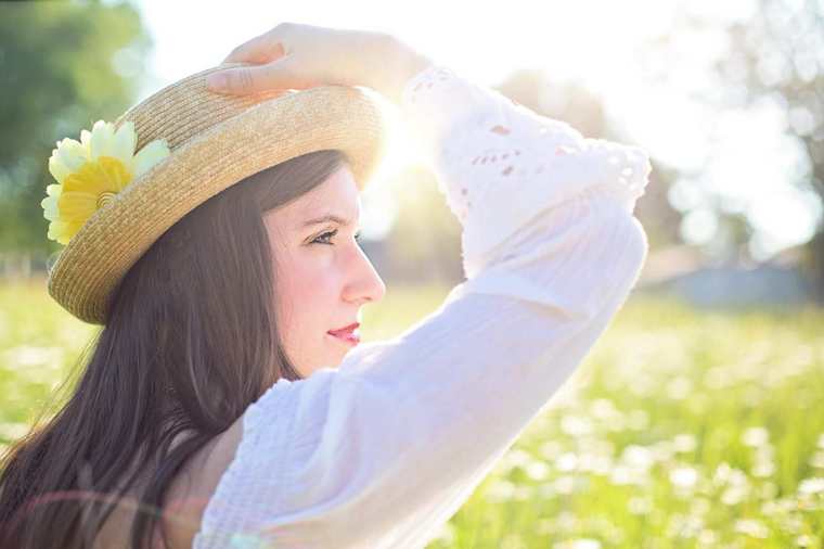 Come scegliere i colori del trucco che illuminano davvero il viso
